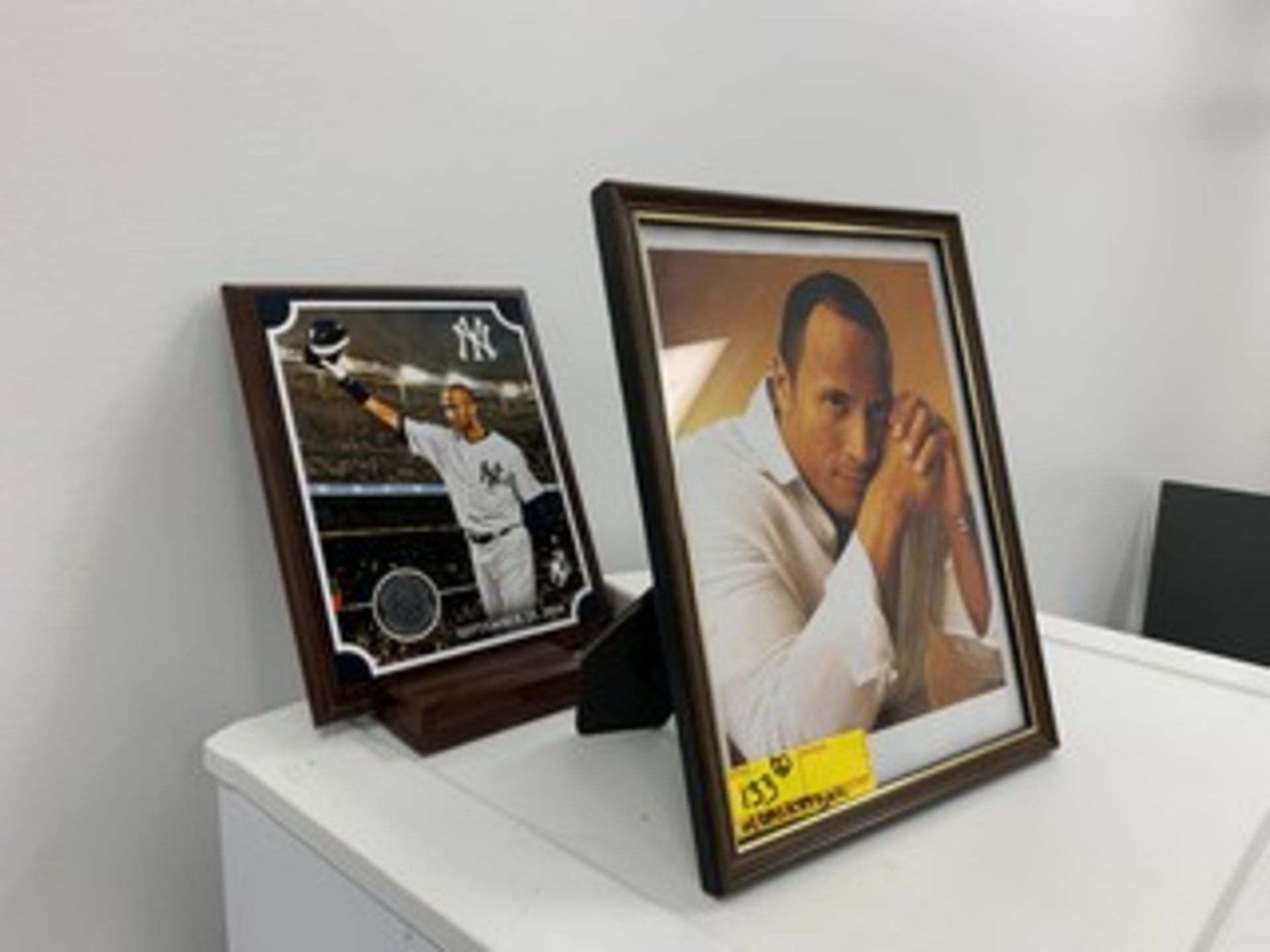 PIECES - FRAMED PICTURE ''THE ROCK'' / DEREK JETER PHOTO / MINI BASKETBALL HOOP