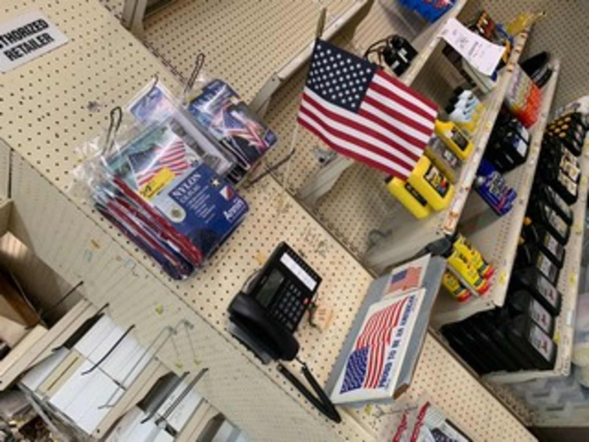 ASSORTED AMERICAN DECOR, FLAGS