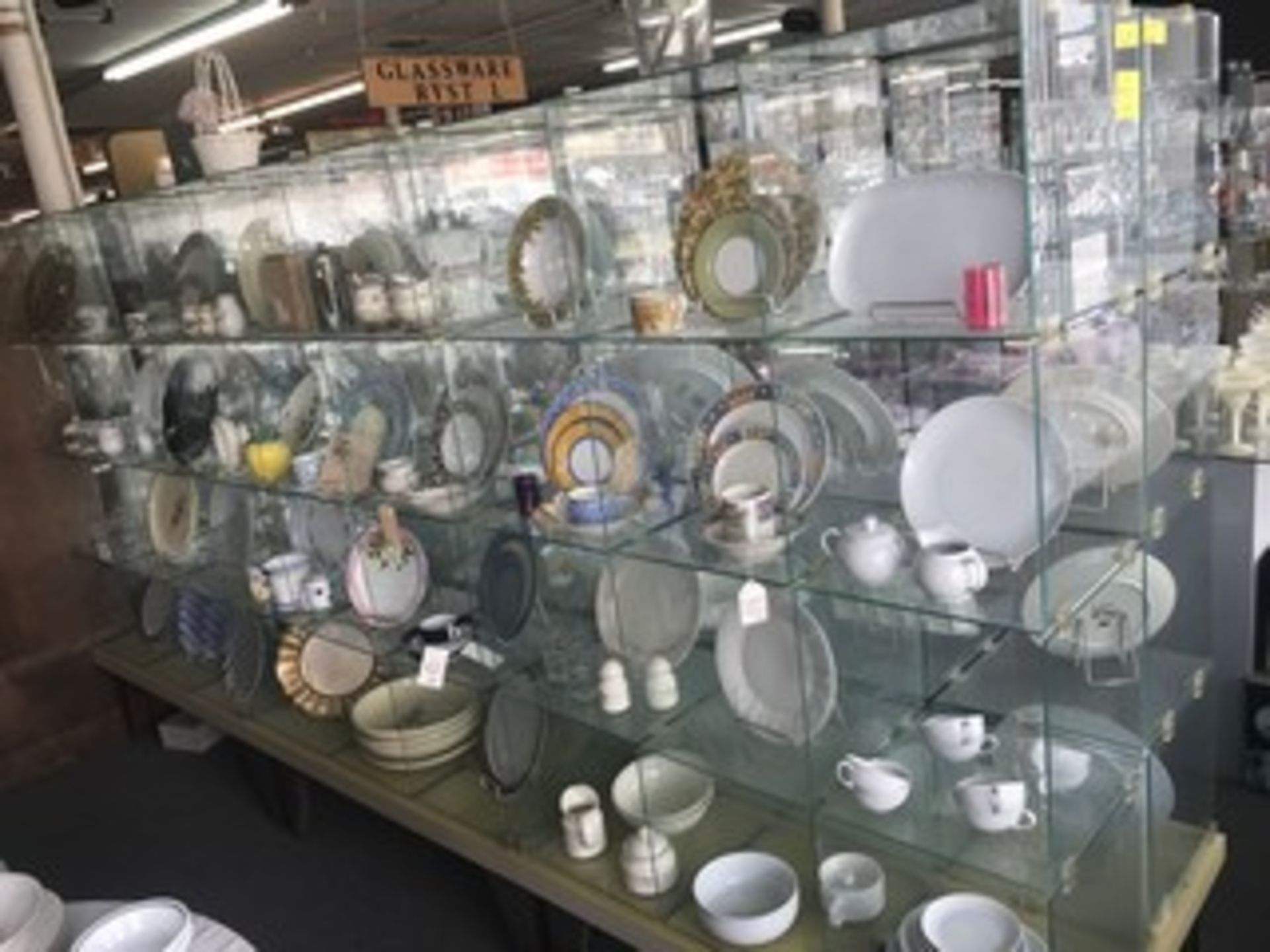 ASSORTED TABLEWARE & ACCESSORIES (BOTH SIDES)