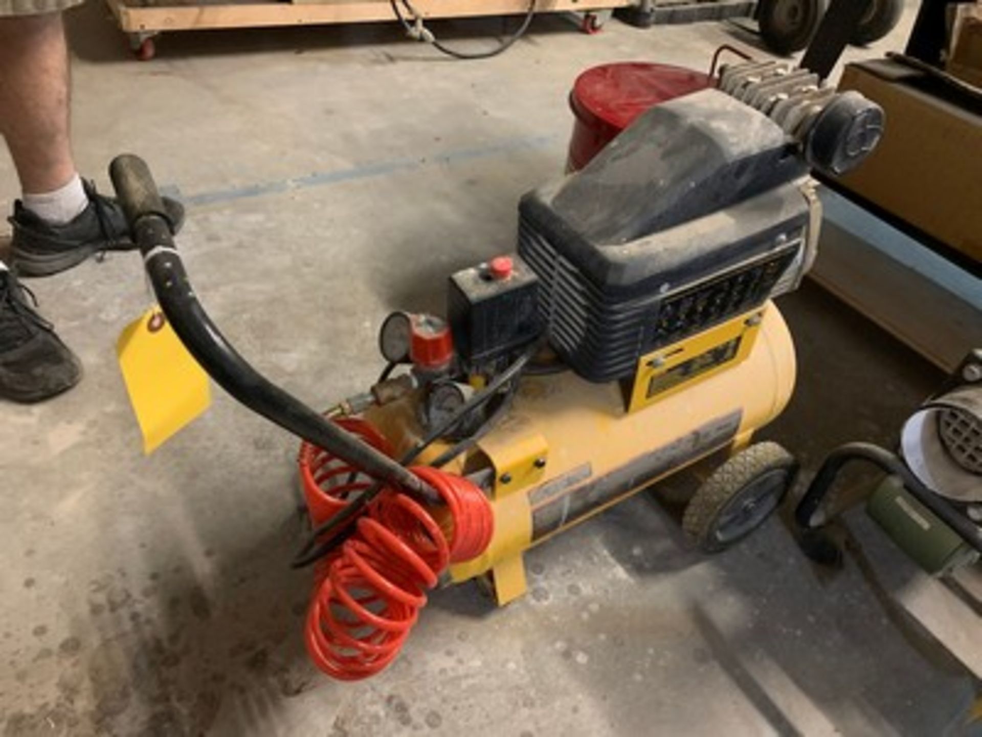 DEWALT ROLLING COMPRESSOR - 6 GALLON / 13.5 PSI / 3.8 SCFM