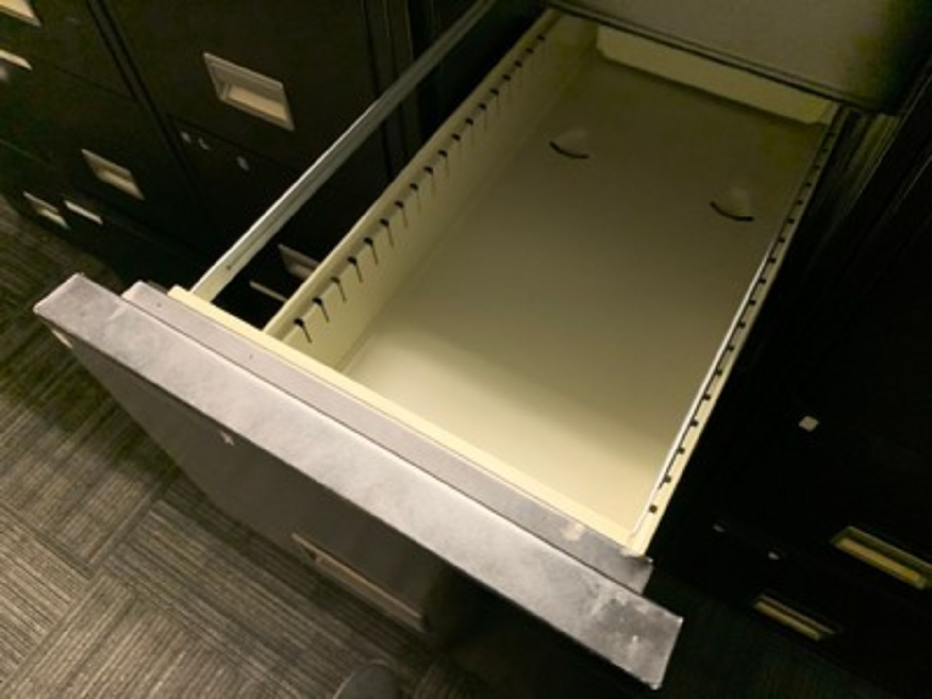 SCHWAB 5000 BLACK FILE CABINET WITH 4 DRAWERS - Image 2 of 3