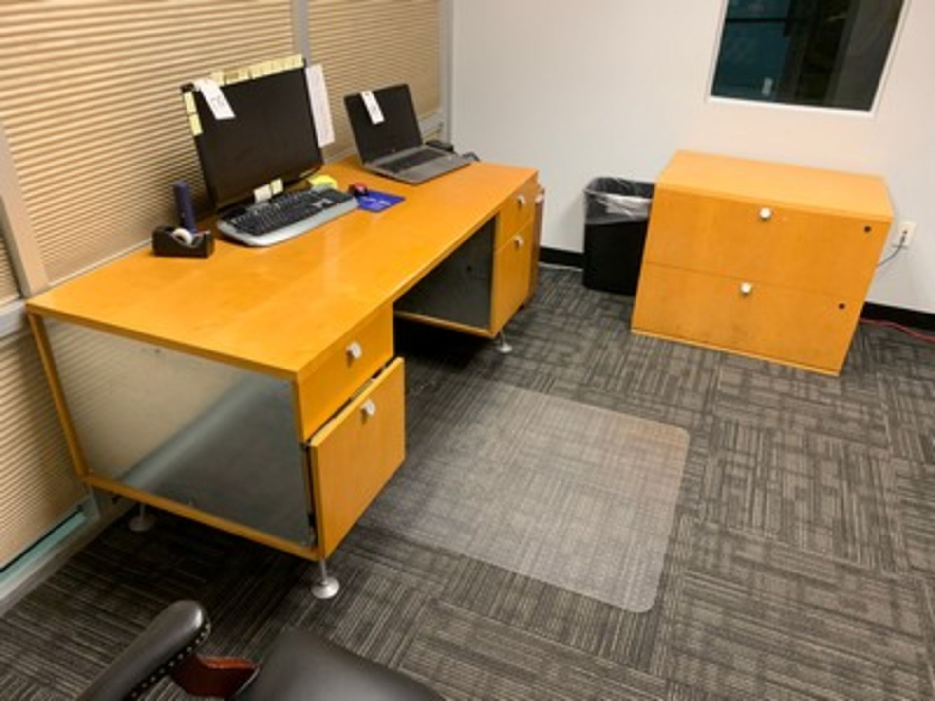 LOT 4-PIECE OFFICE SUITE - DESK / 2- 2 DRAWER LATERAL FILE CABINETS / CREDENZA WITH HUTCH - Bild 2 aus 2