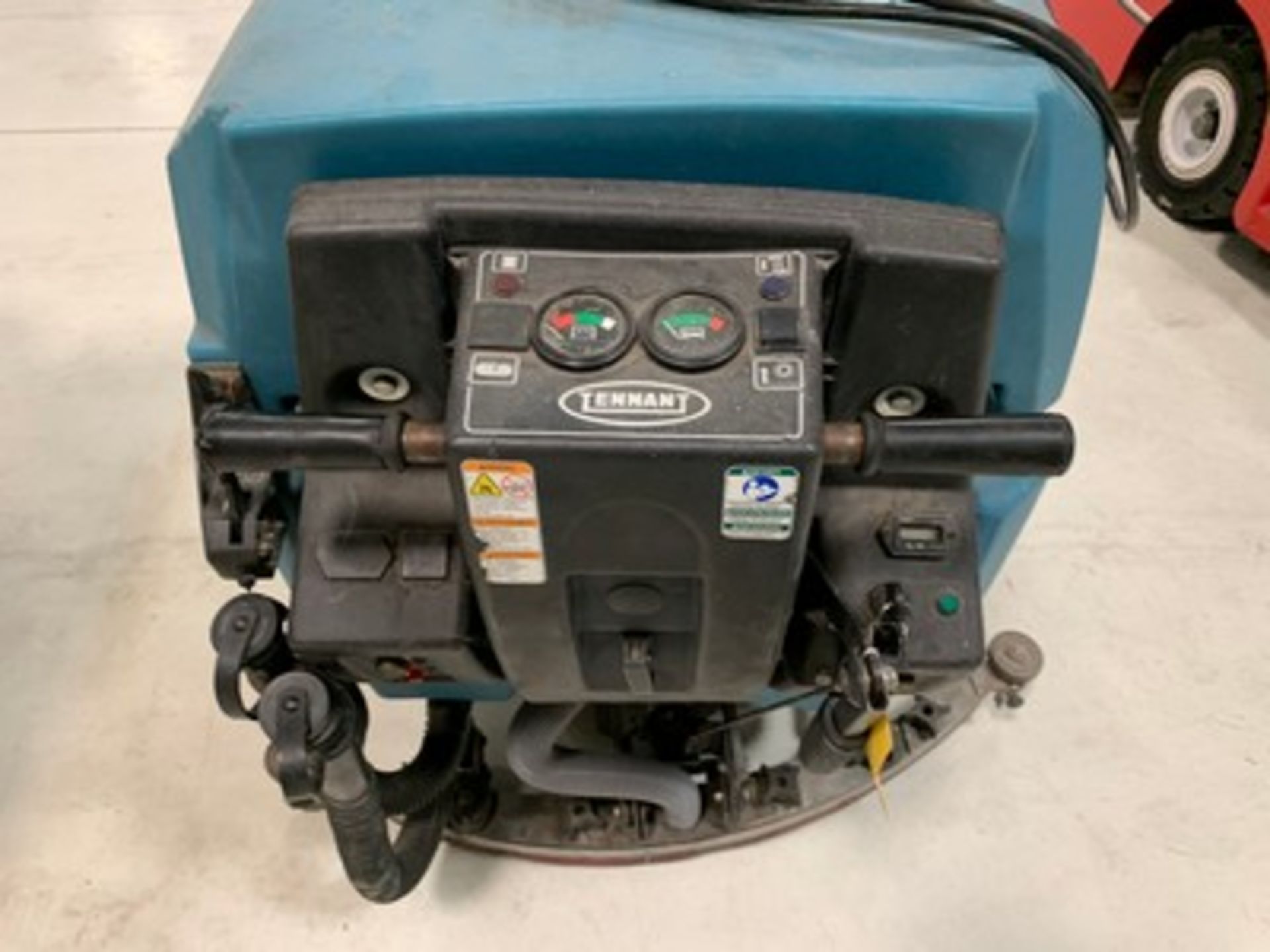 TENNANT 5700 FLOOR CLEANER WITH 36V CHARGER - Image 2 of 4