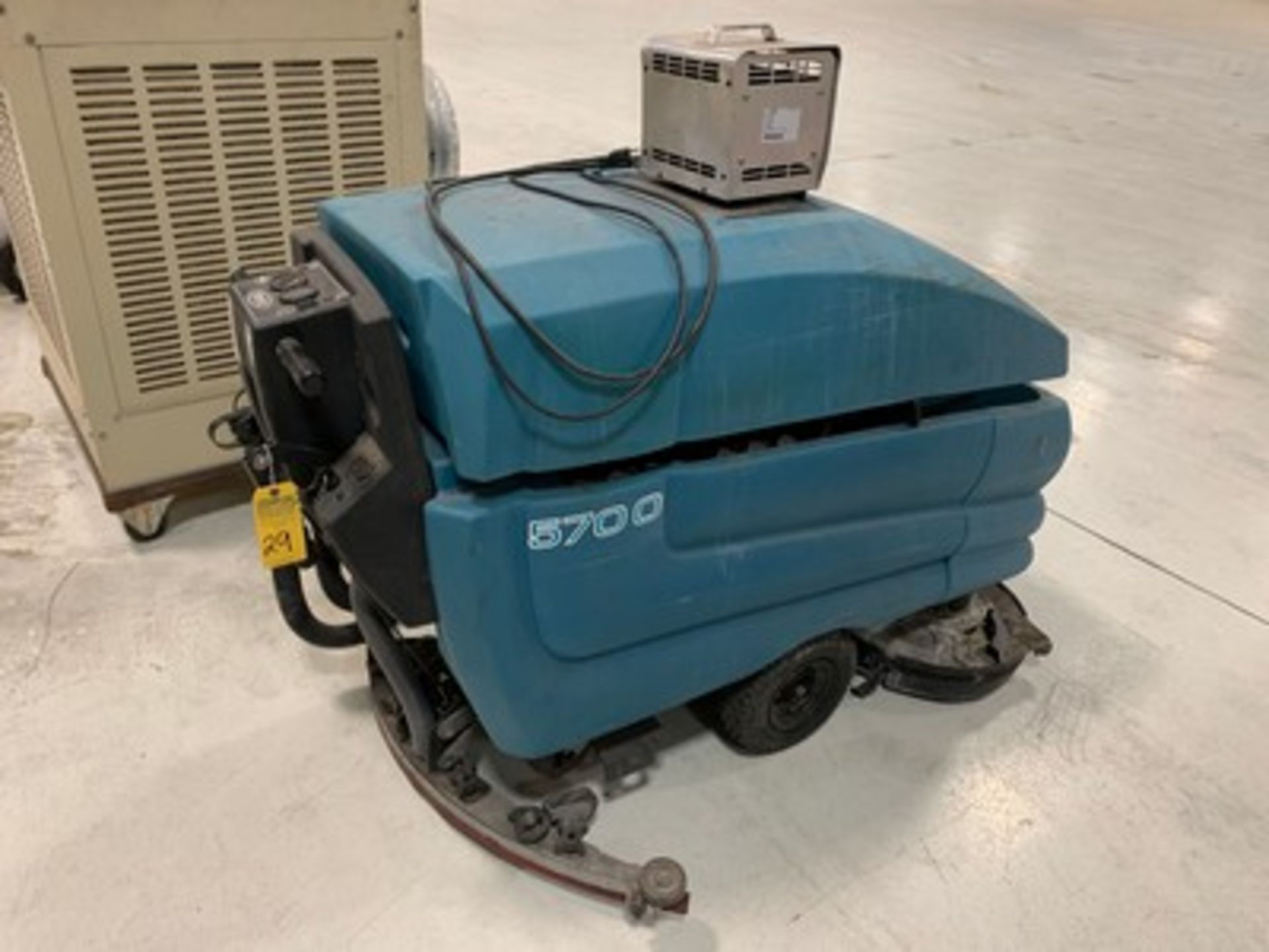 TENNANT 5700 FLOOR CLEANER WITH 36V CHARGER