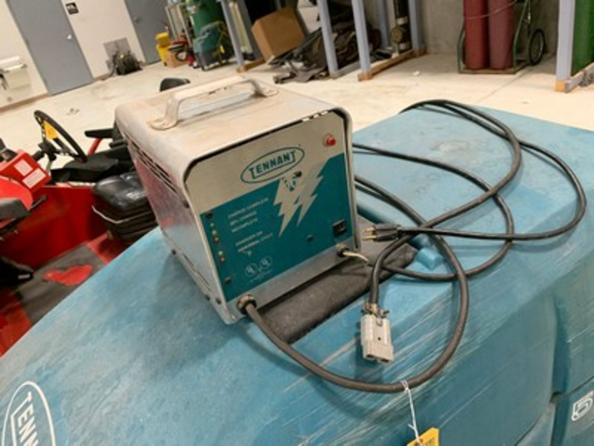 TENNANT 5700 FLOOR CLEANER WITH 36V CHARGER - Image 4 of 4