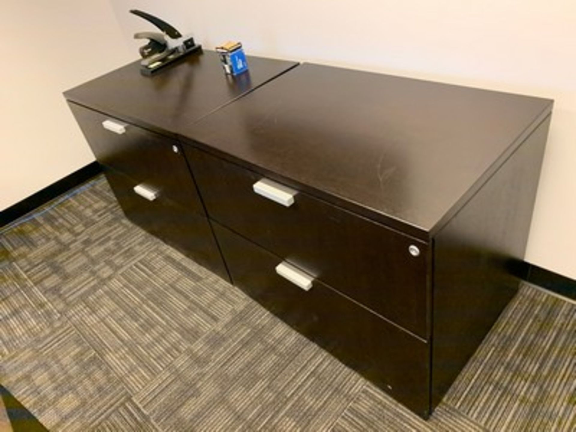 MODERN WOOD OFFICE SUITE - 1- U-SHAPE DESK WITH HUTCH / 2- MATCHING LATERAL FILE CABINETS - Bild 2 aus 2