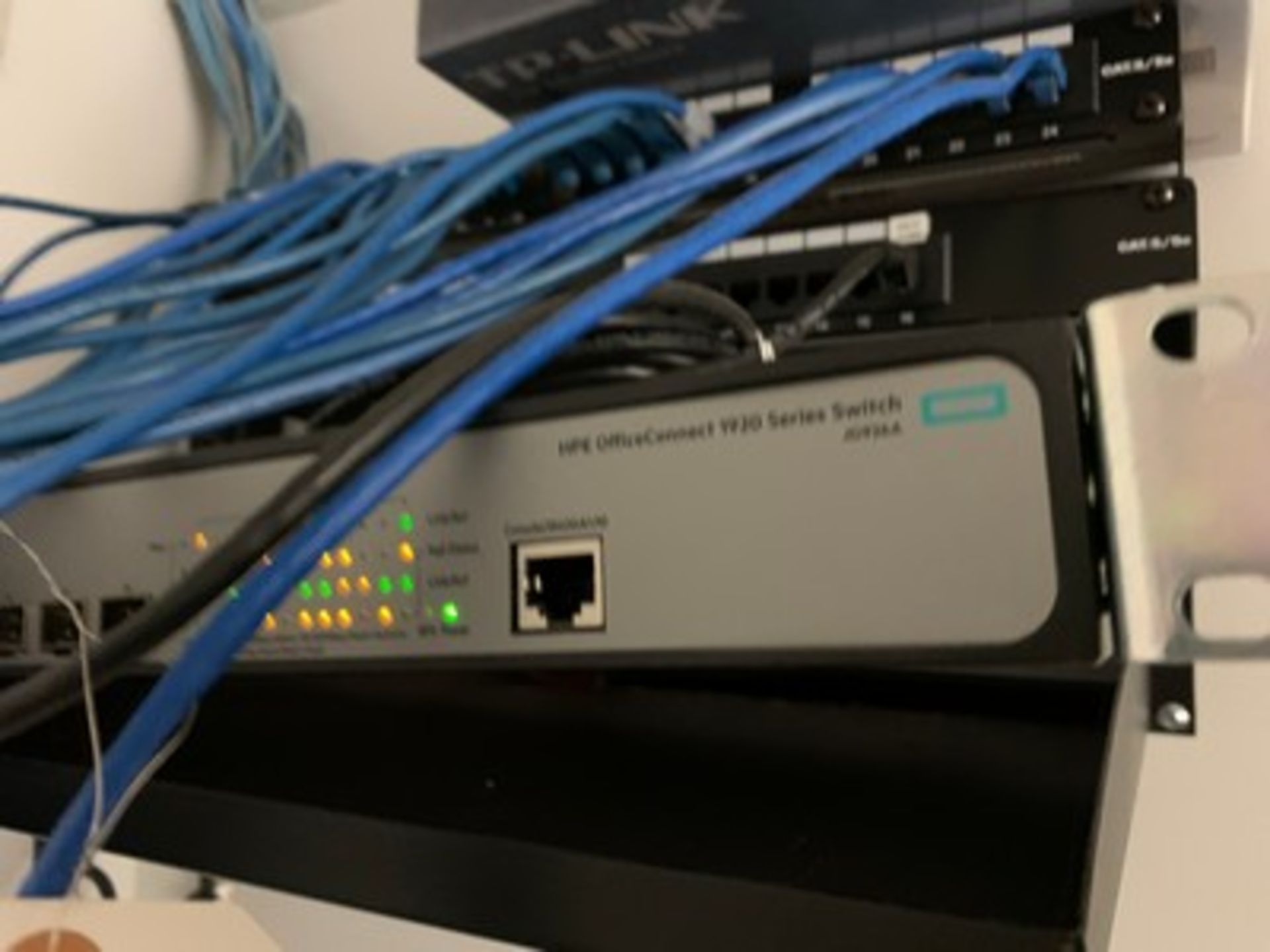 RACK WITH CONTENTS (TP-LINK ROUTER IN BOX, 2- CAT-5 SWITCHES, 1- HPE 1920 SERIES SWITCH, 1- - Image 2 of 4