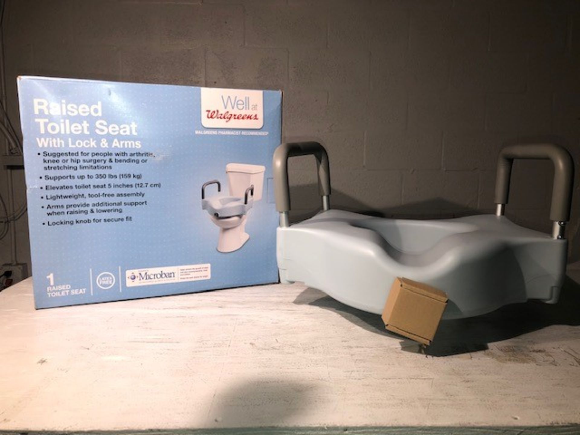 MEDLINE RAISED TOILET SEAT - LOCKING / WITH ARMS (WRX276738)