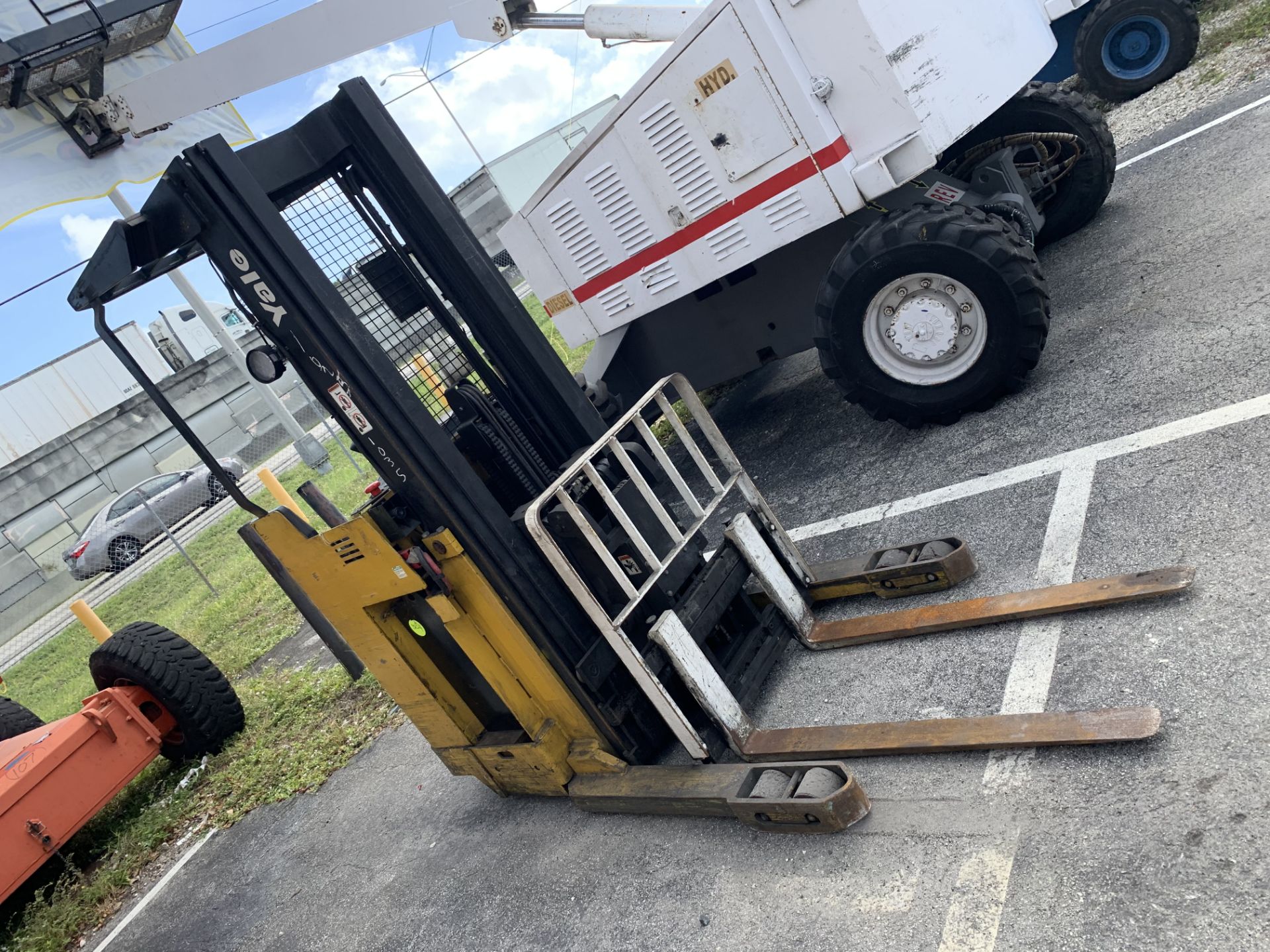 YALE NDR030AENM24TE095 REACH TRUCK / FORKLIFT - ELECTRIC / 3000LB CAPACITY / YELLOW / SERIAL No.