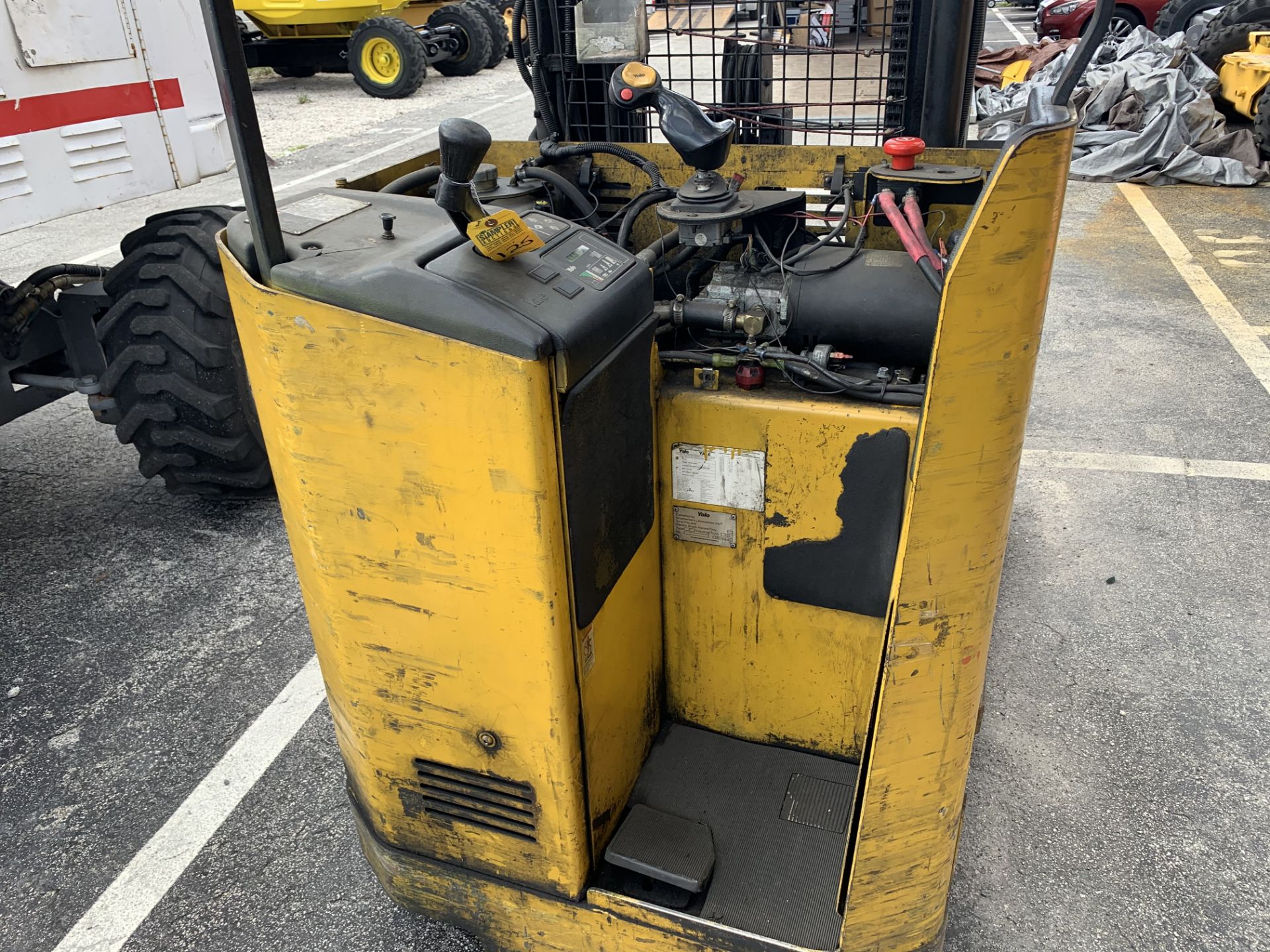 YALE NDR030AENM24TE095 REACH TRUCK / FORKLIFT - ELECTRIC / 3000LB CAPACITY / YELLOW / SERIAL No. - Image 3 of 7