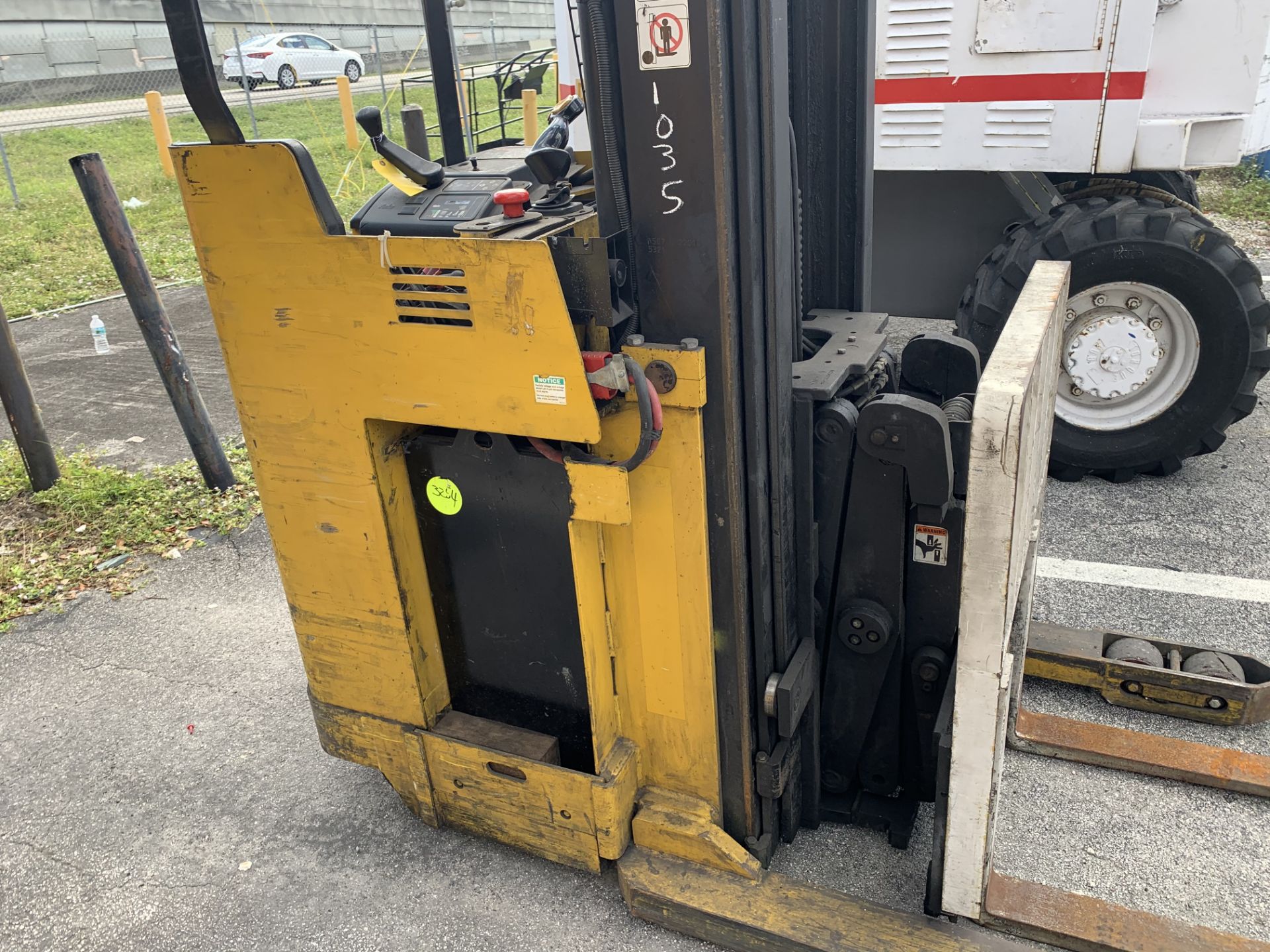 YALE NDR030AENM24TE095 REACH TRUCK / FORKLIFT - ELECTRIC / 3000LB CAPACITY / YELLOW / SERIAL No. - Image 2 of 7