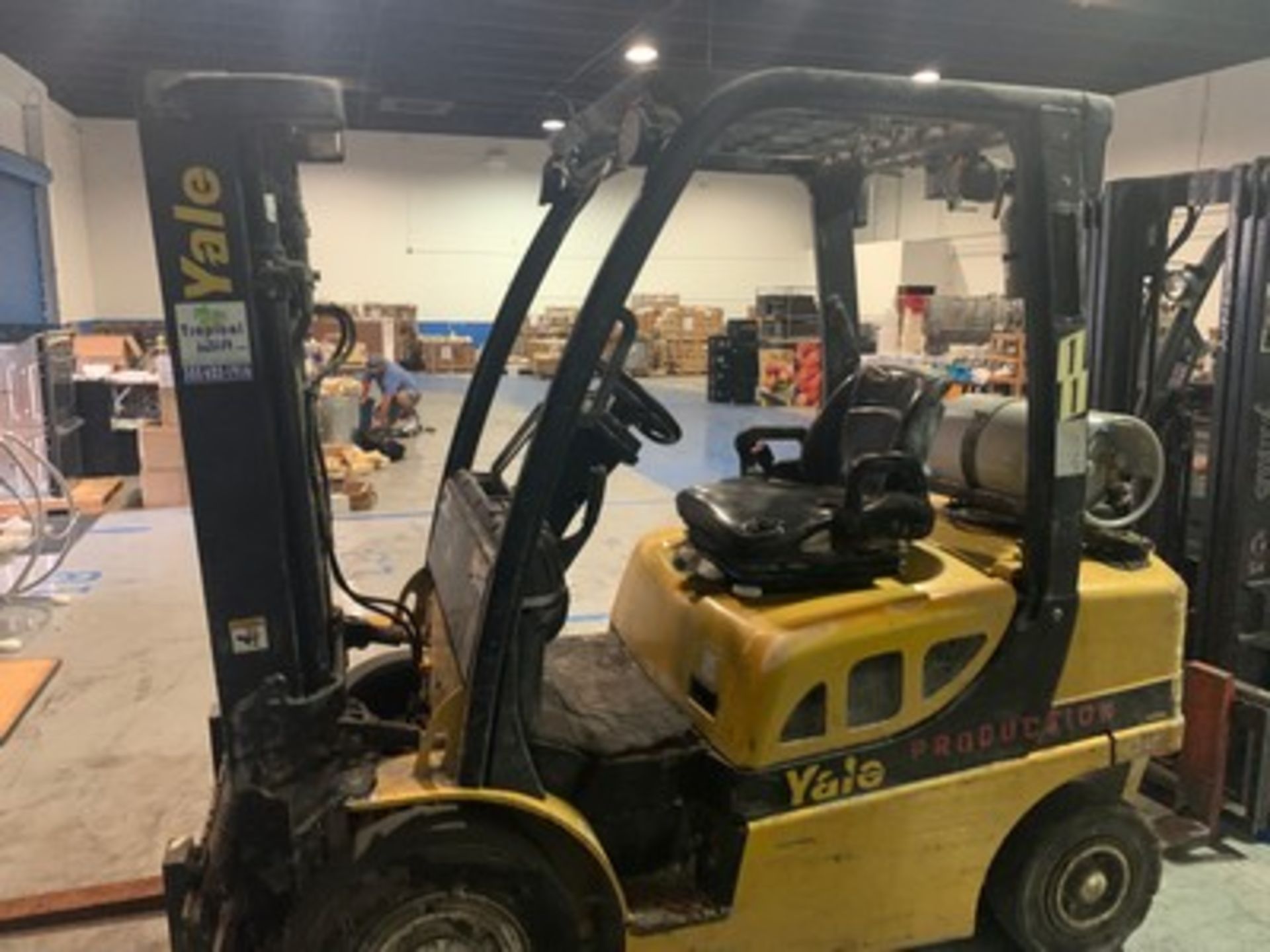 YALE GLP050VXNGSE084 FORKLIFT - LPG / 5000LB CAPACITY / 3-STAGE / YELLOW / 10,326 HOURS / SERIAL No. - Image 4 of 6