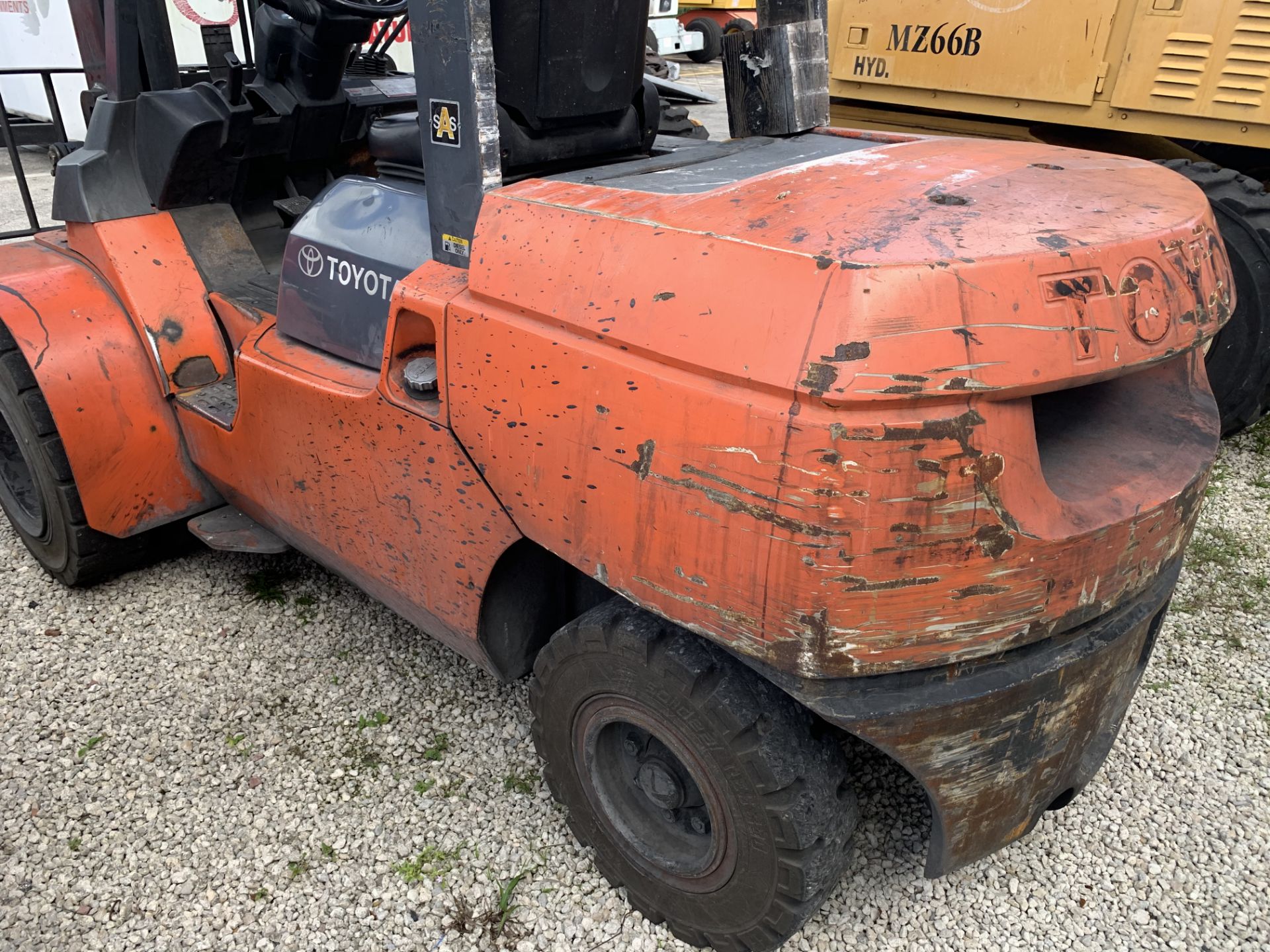 TOYOTA 7FDU45 FORKLIFT - DIESEL / 8000LB CAPACITY / 2-STAGE / ORANGE / SERIAL No. 61084 (#17219) - Image 6 of 6