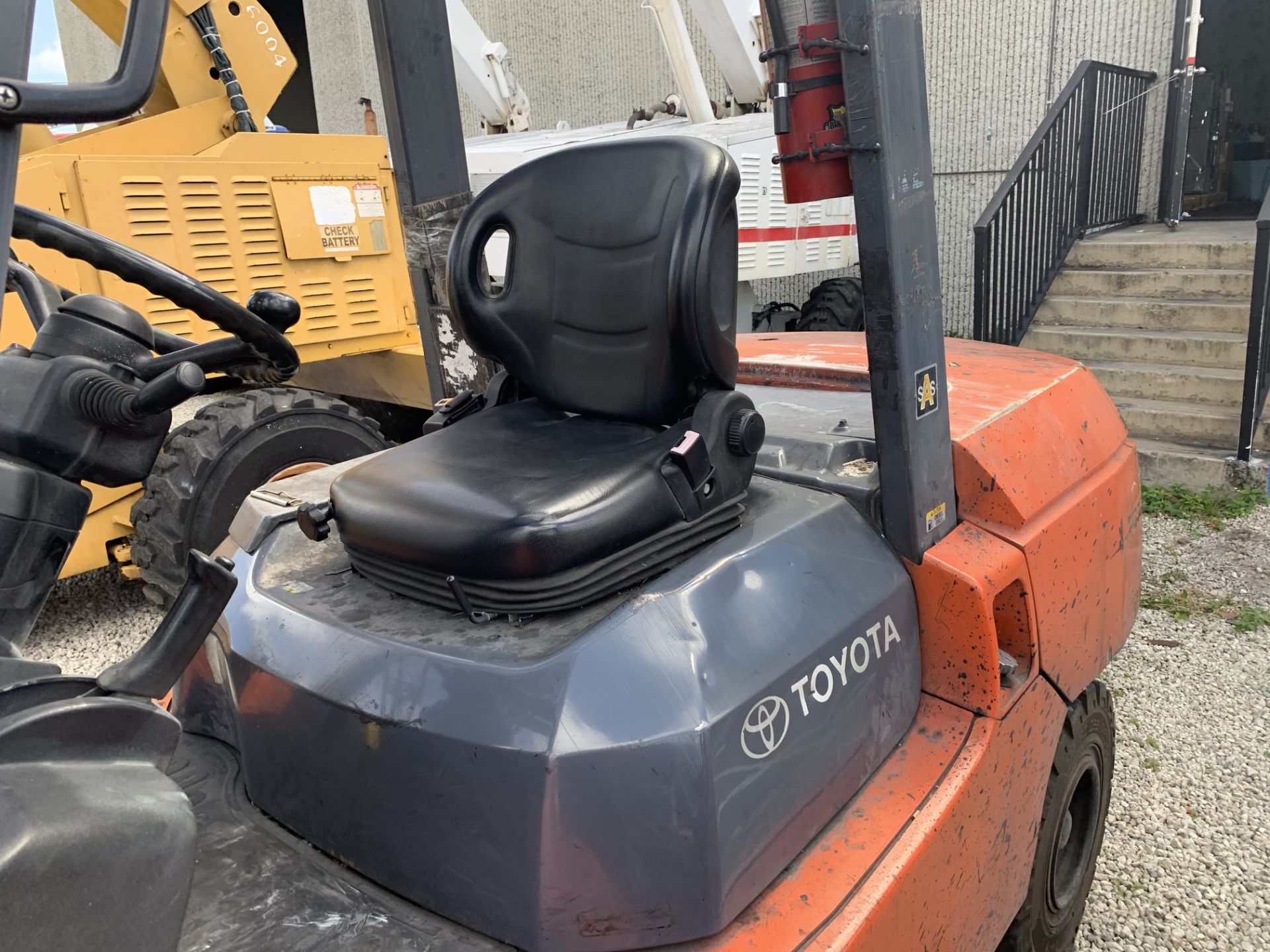 TOYOTA 7FDU45 FORKLIFT - DIESEL / 8000LB CAPACITY / 2-STAGE / ORANGE / SERIAL No. 61084 (#17219) - Image 3 of 6