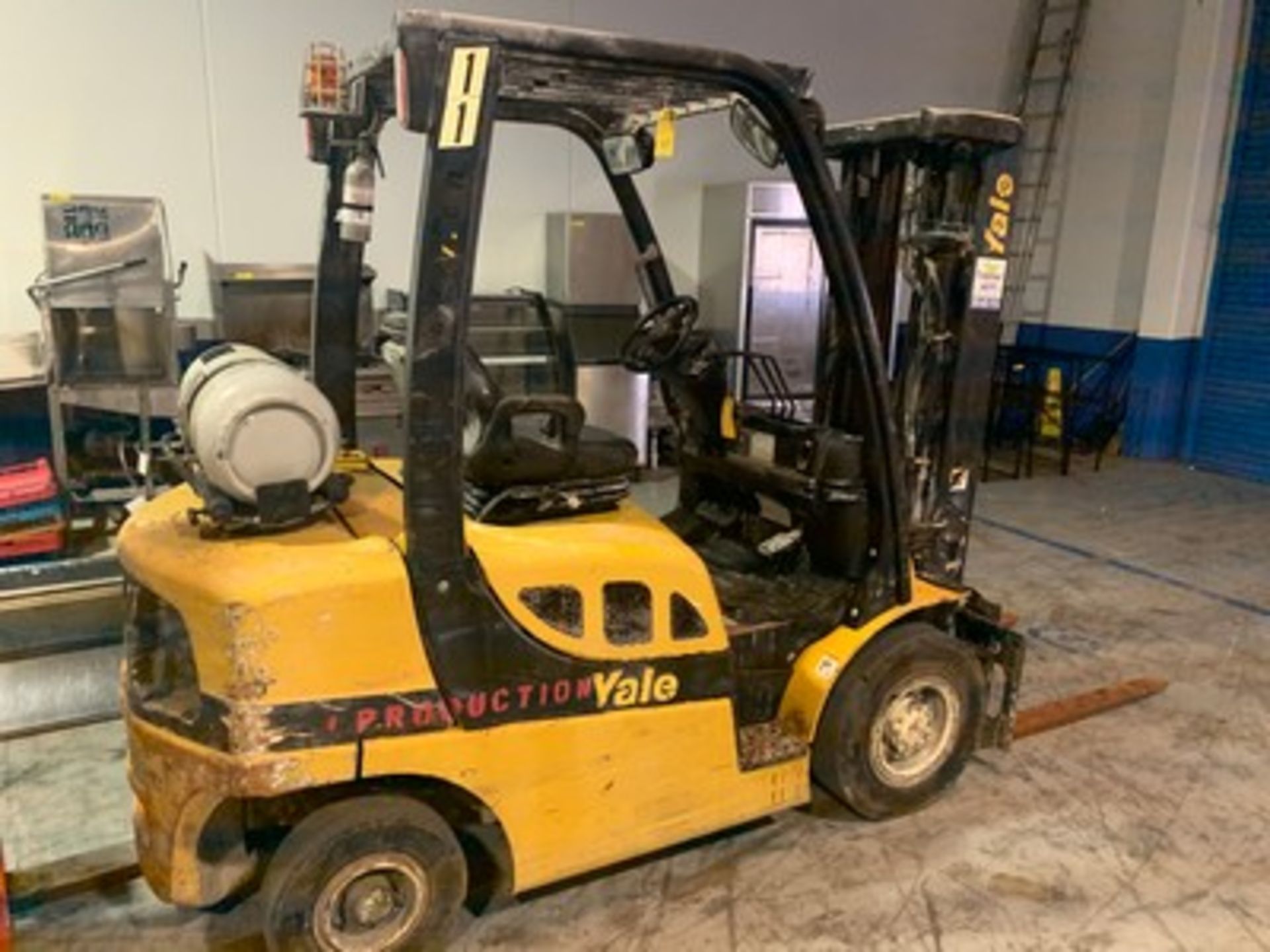 YALE GLP050VXNGSE084 FORKLIFT - LPG / 5000LB CAPACITY / 3-STAGE / YELLOW / 10,326 HOURS / SERIAL No.