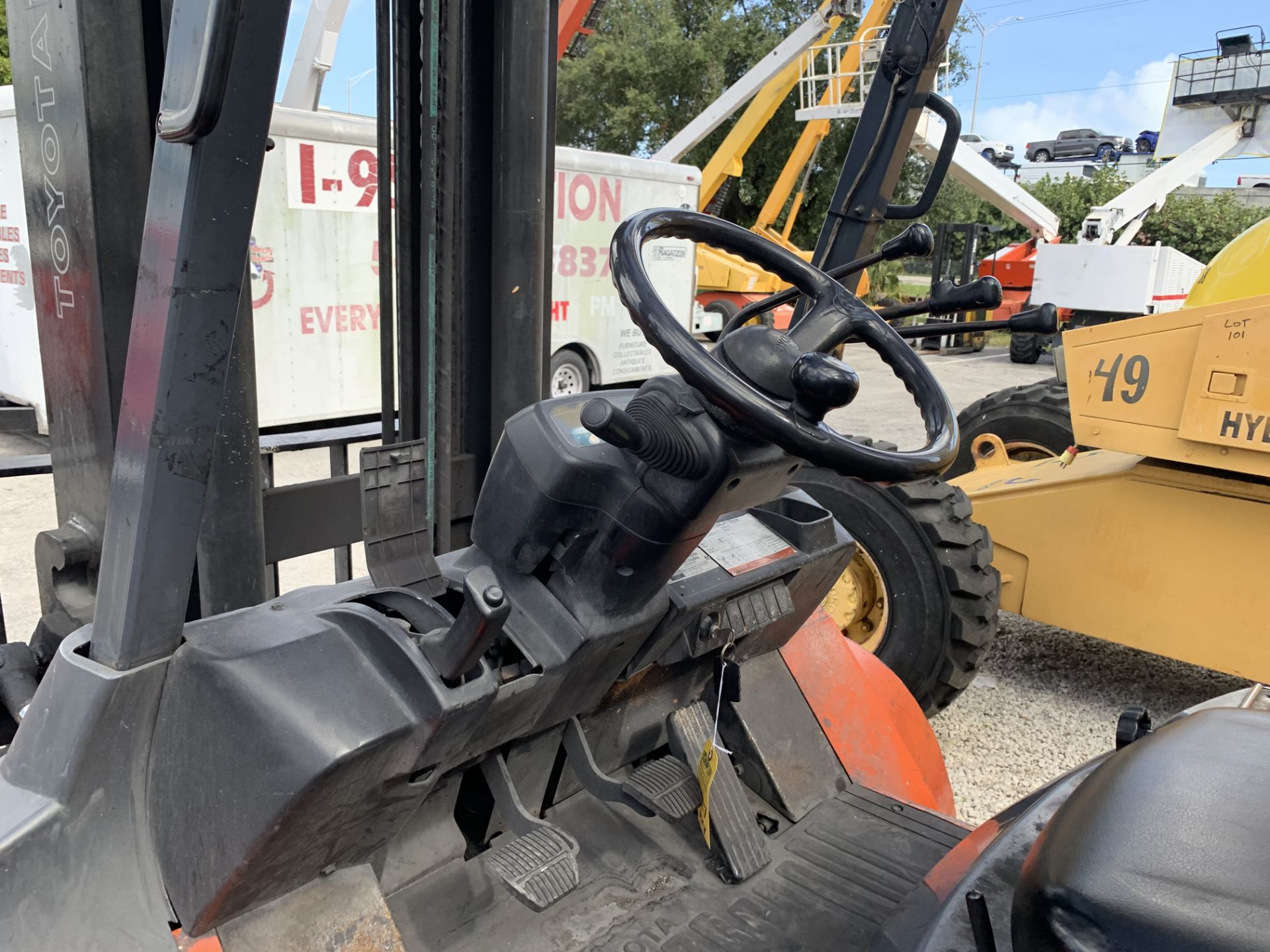 TOYOTA 7FDU45 FORKLIFT - DIESEL / 8000LB CAPACITY / 2-STAGE / ORANGE / SERIAL No. 61084 (#17219) - Image 4 of 6