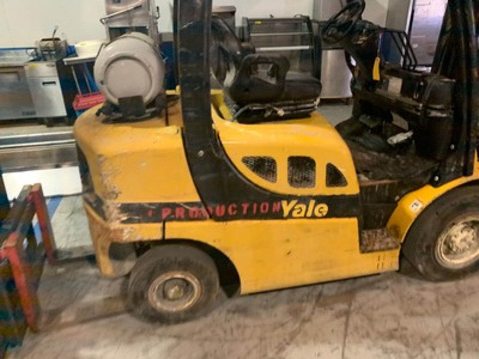YALE GLP050VXNGSE084 FORKLIFT - LPG / 5000LB CAPACITY / 3-STAGE / YELLOW / 10,326 HOURS / SERIAL No. - Image 2 of 6