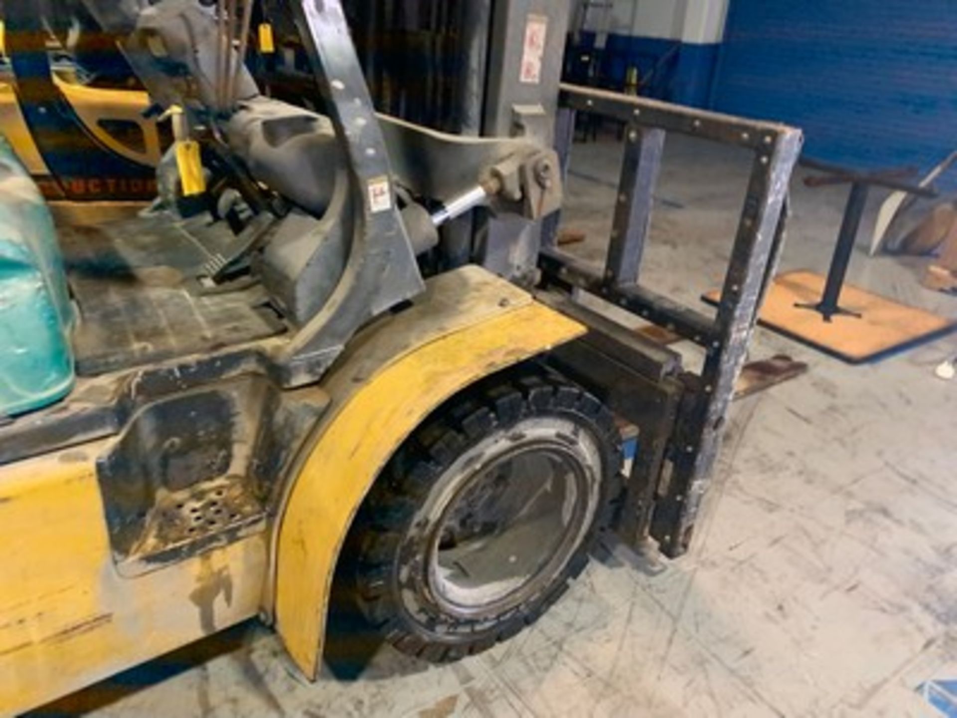 KOMATSU FG40ZT-8 FORKLIFT - LPG / 6000LB CAPACITY / 3-STAGE / YELLOW / DUAL FRONT TIRES / 4,073 - Image 3 of 10
