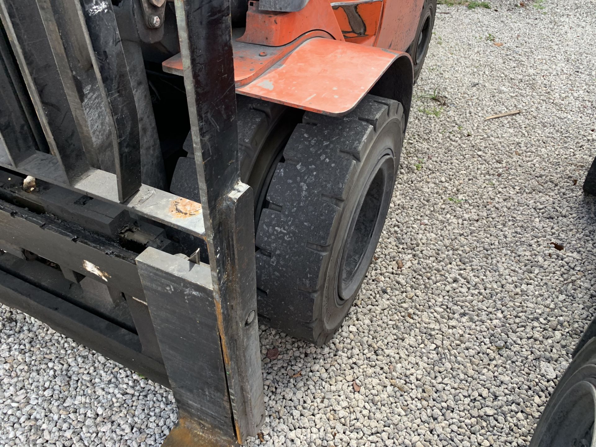 TOYOTA 7FDU45 FORKLIFT - DIESEL / 8000LB CAPACITY / 2-STAGE / ORANGE / SERIAL No. 61084 (#17219) - Image 2 of 6