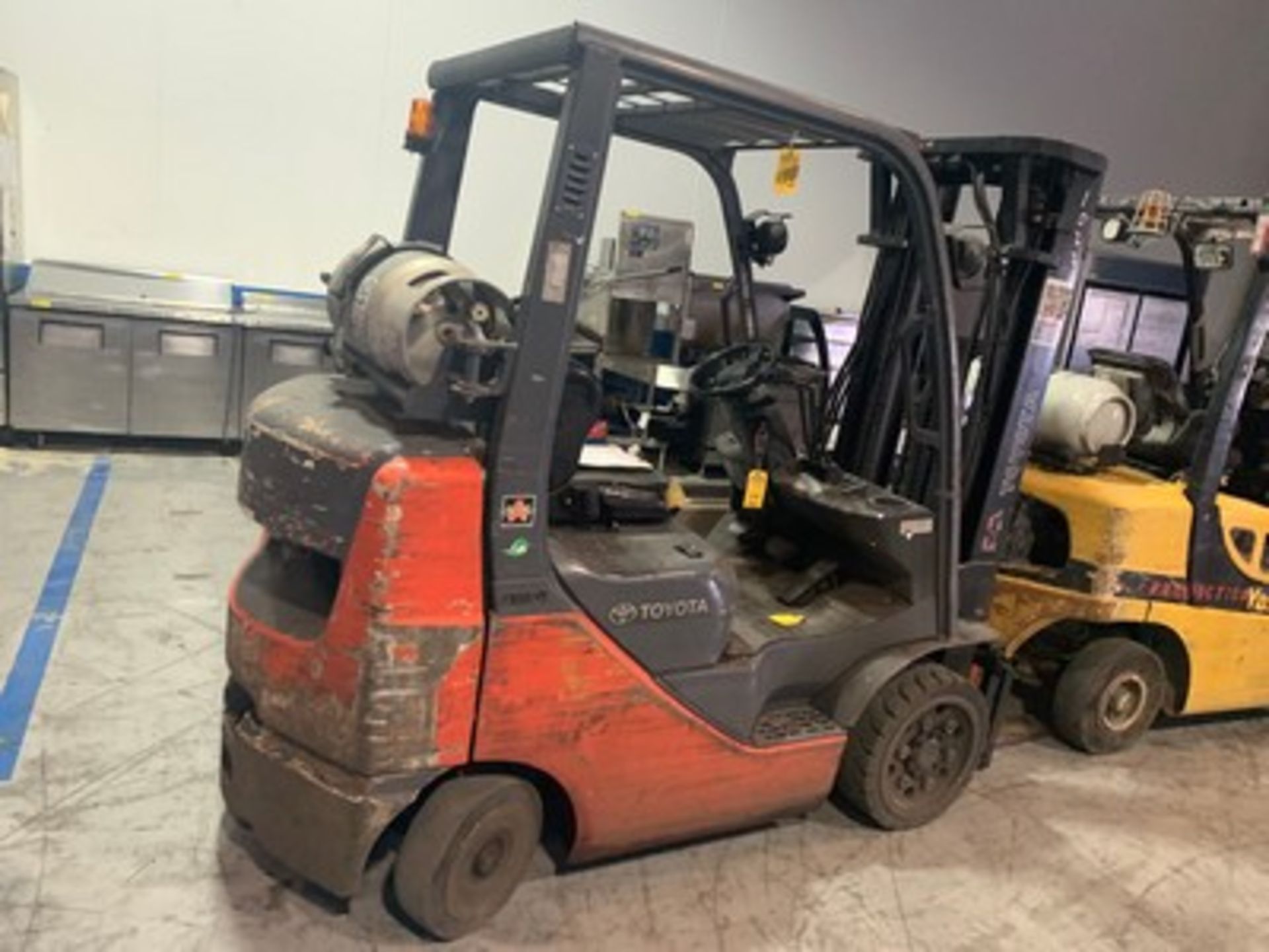 TOYOTA 8FGCU25 FORKLIFT - LPG / 5000LB CAPACITY / 3-STAGE / ORANGE / 13,424 HOURS / SERIAL No. 15023