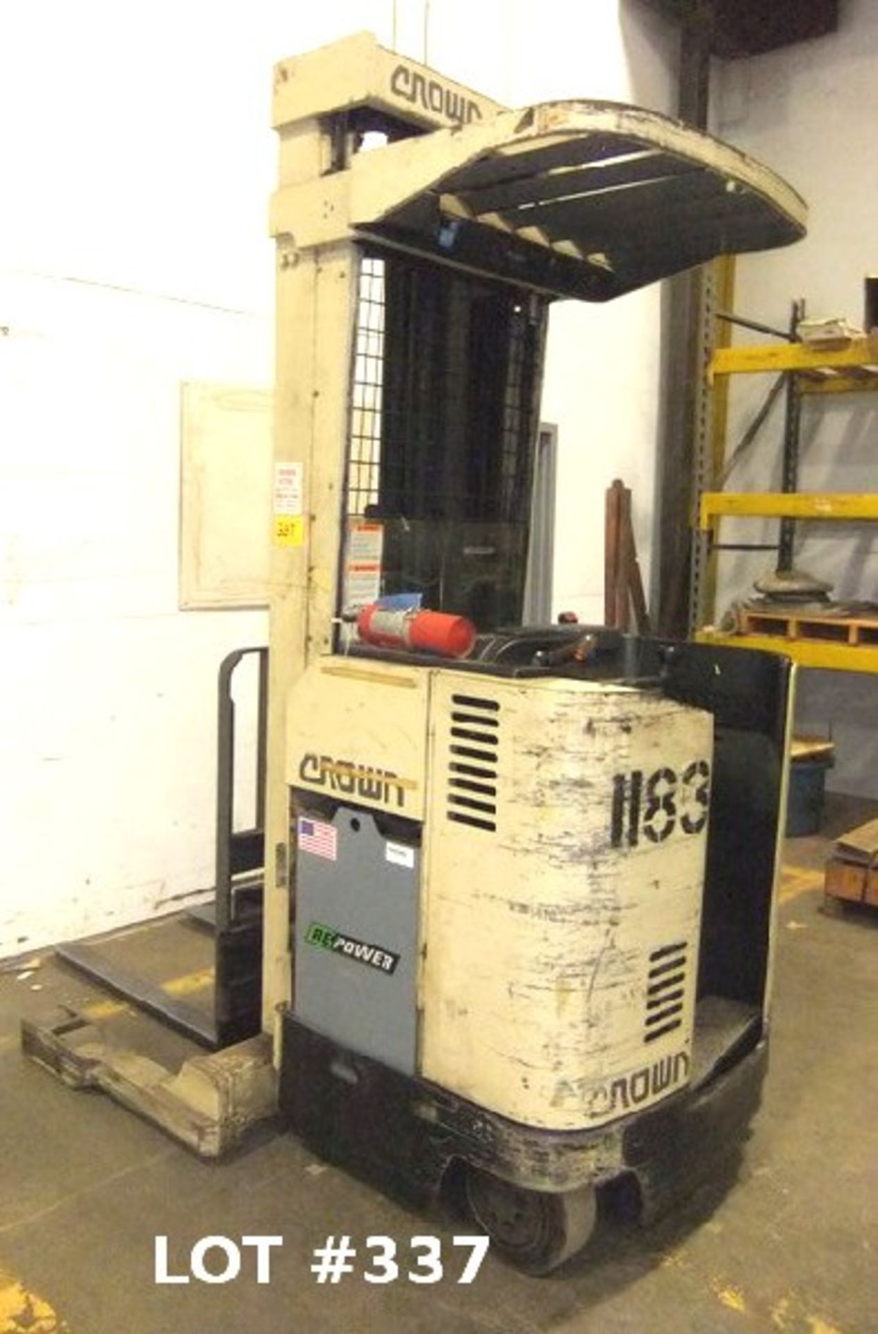 CROWN ELECTRIC FORKLIFT W/ CHARGER, 2750 CAP., #A149552