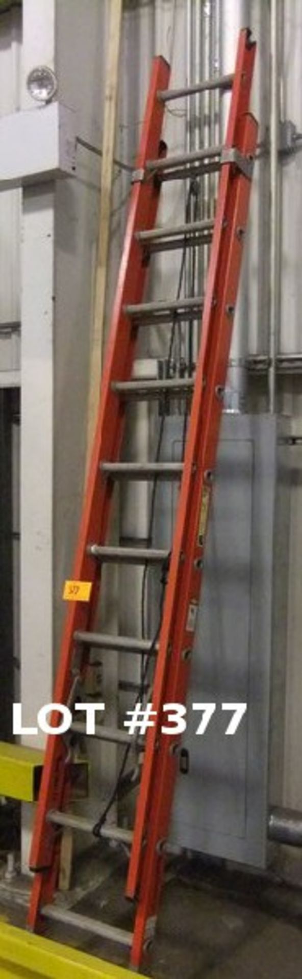 FIBERGLASS EXTENSION LADDER