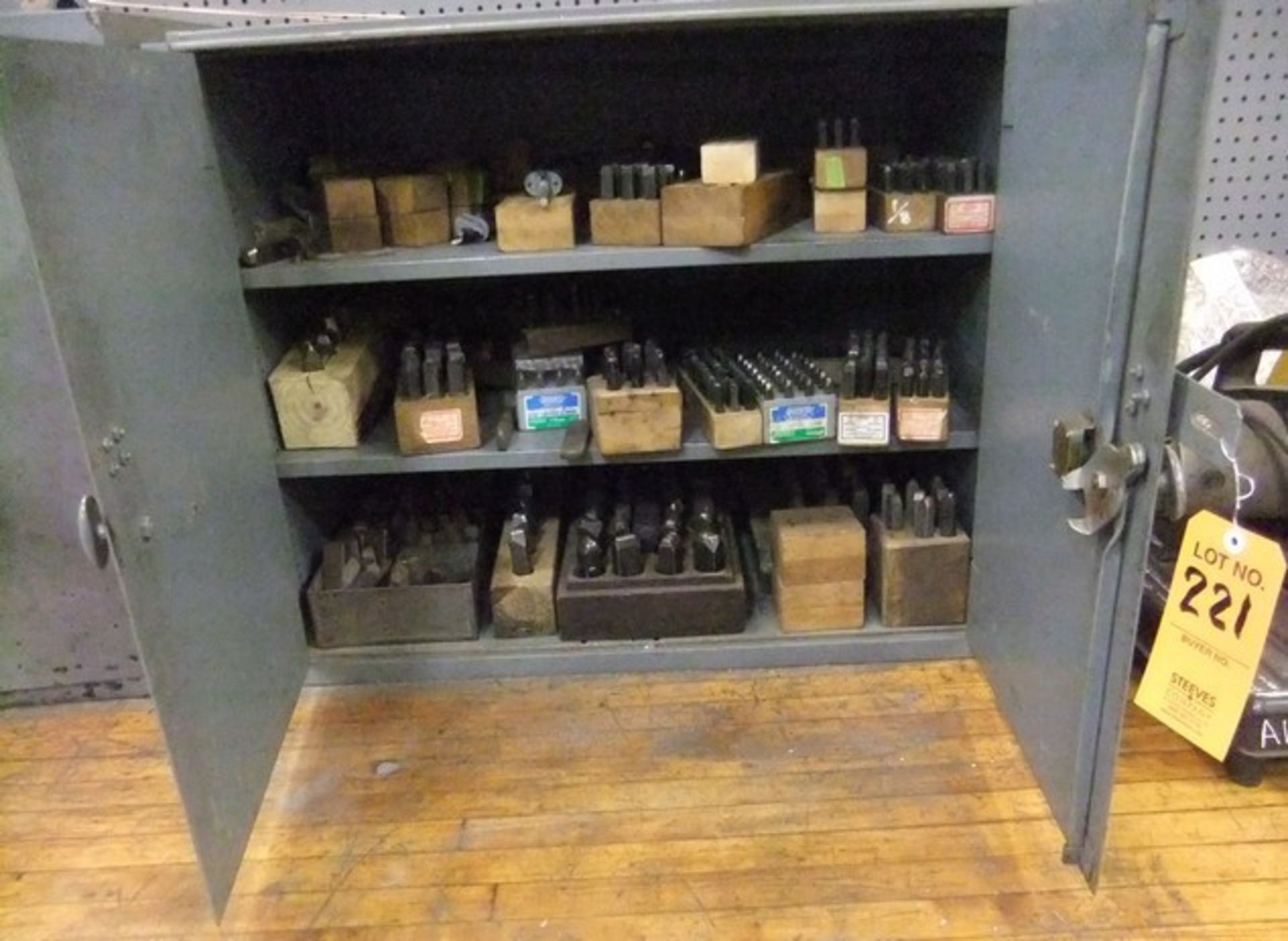 LOT: CABINET W/ NUMBER & LETTER STAMPS