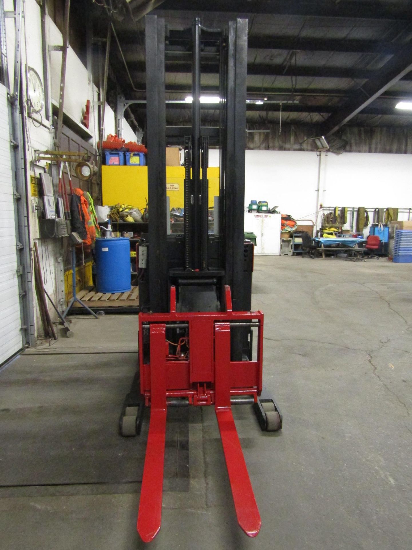 Raymond Reach 4000lbs Capacity Electric with Built in Scale with charger - Image 2 of 3