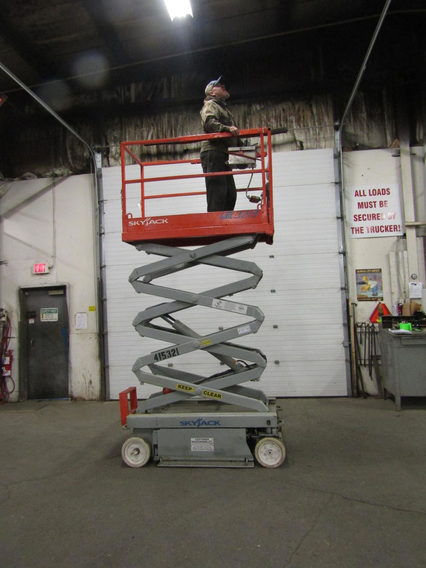 2006 SkyJack III Electric Scissor Lift model 3219 - 19 feet lift with pendant controller only 434