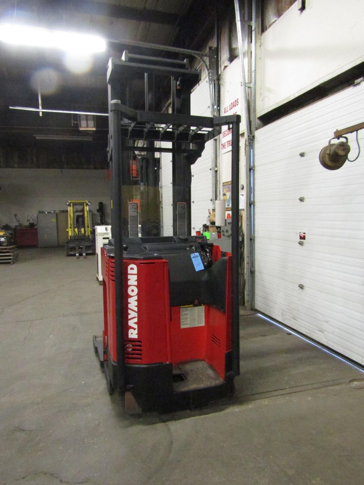 Raymond Reach 4000lbs Capacity Electric with Built in Scale with charger - Image 3 of 3