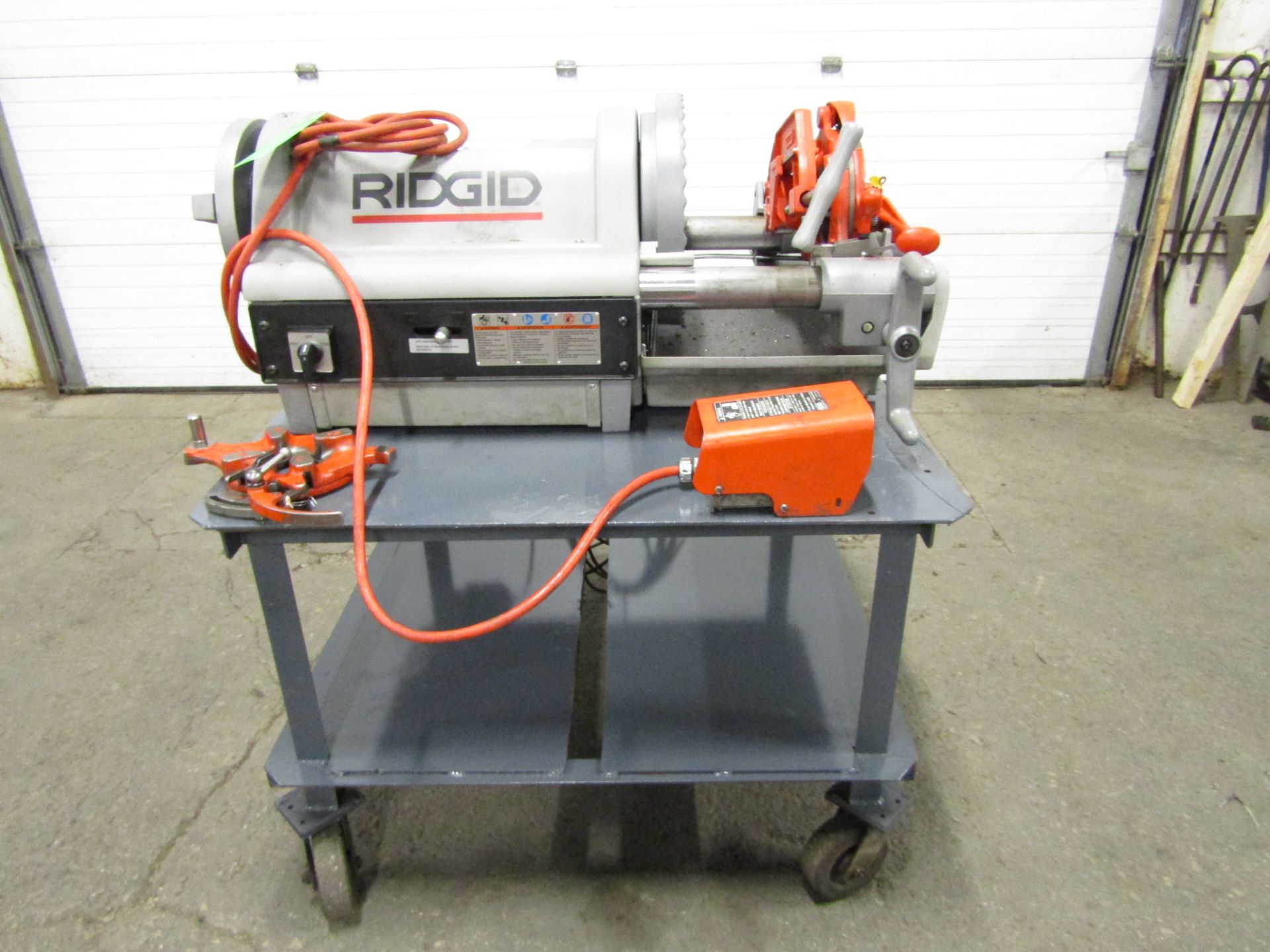 Ridgid 1224 Pipe Threader with 1/8" to 4" capacity w dies - complete like new with cutter die reamer