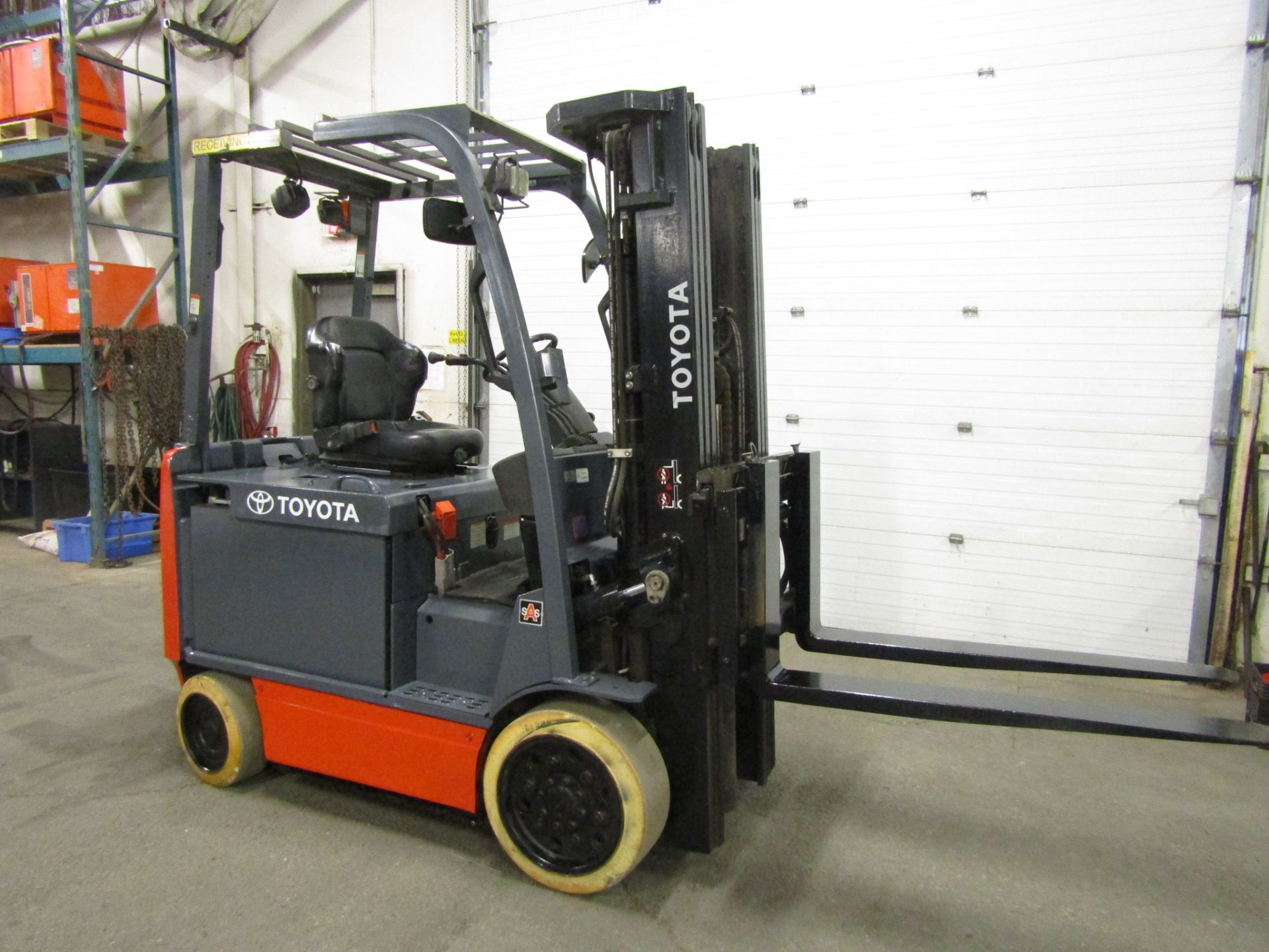 Toyota 5500lbs Electric Forklift with sideshift & 3-stage mast with non-marking tires