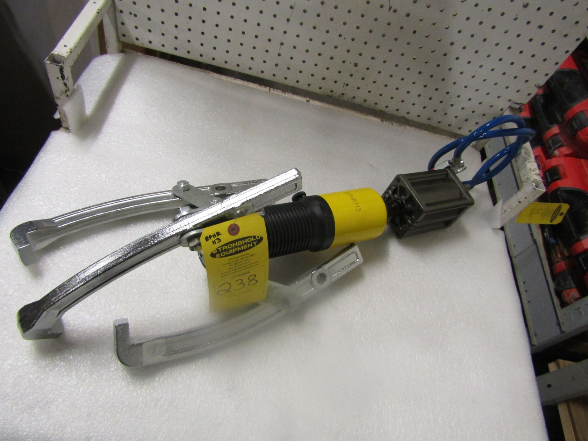 model EPHR113 Pneumatic / Air over Hydraulic Bearing Puller with 20 ton capacity MINT