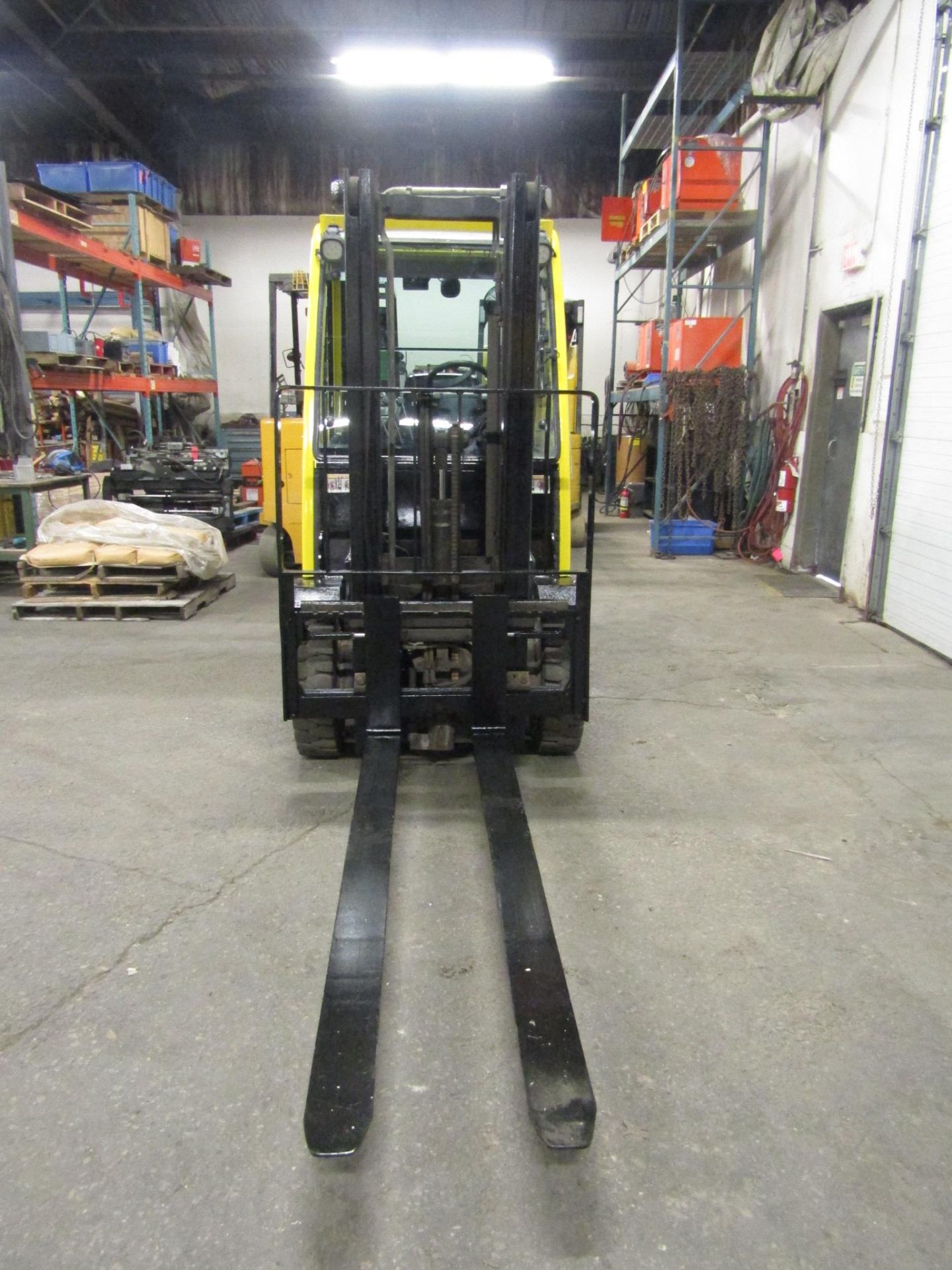 2011 Hyster 5000lbs Capacity OUTDOOR Forklift with Enclosed CAB with sideshift - LPG (propane) - Image 2 of 2