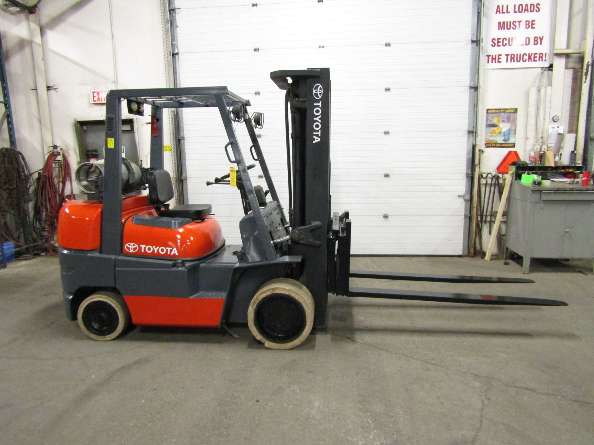 Toyota 8000lbs Capacity Forklift with 3-stage mast and sideshift with 6 FOOT forks - LPG (propane)