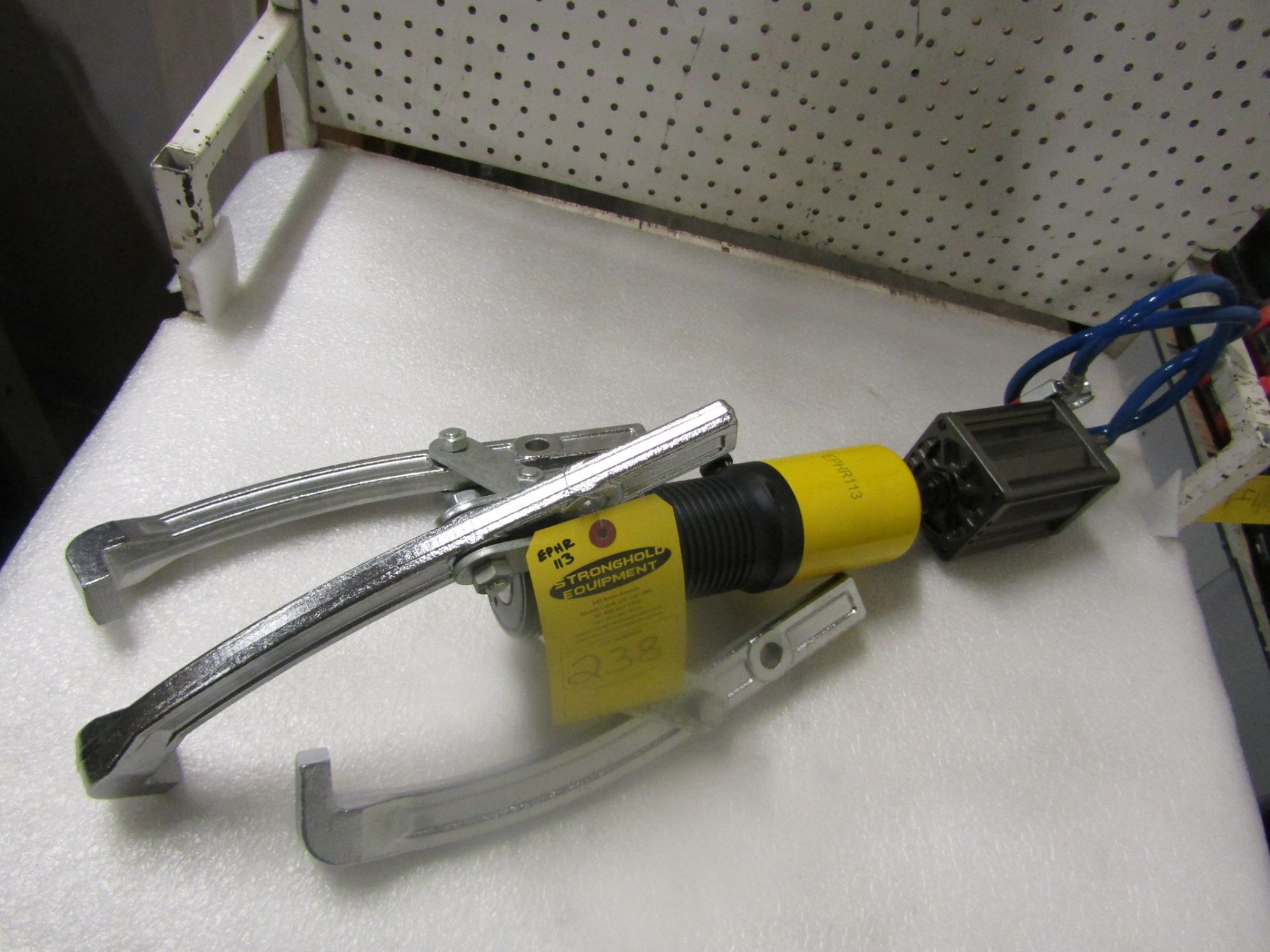 model EPHR113 Pneumatic / Air over Hydraulic Bearing Puller with 20 ton capacity MINT - Image 2 of 2