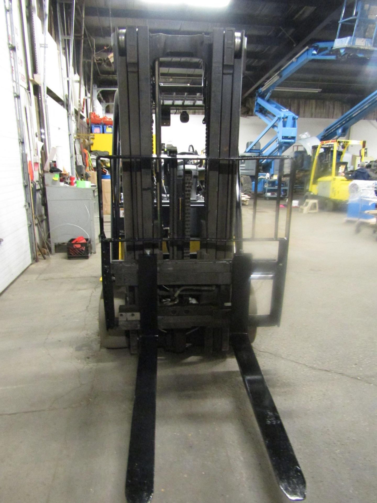 2012 Yale 8000lbs Capacity Forklift with 3-stage mast and sideshift - LPG (propane) (no propane tank - Image 2 of 2