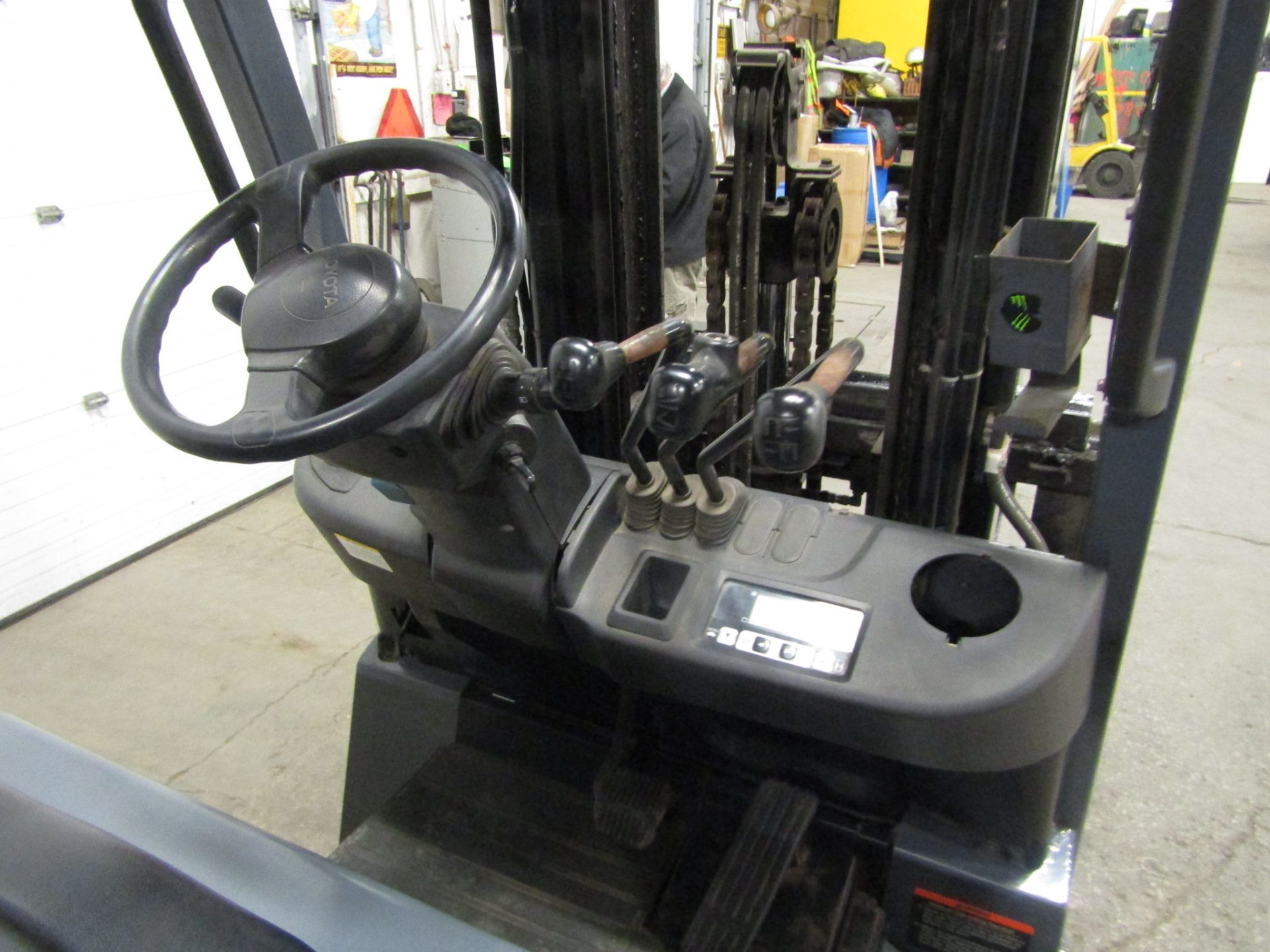 Toyota 5500lbs Electric Forklift with sideshift & 3-stage mast with non-marking tires - Image 2 of 3