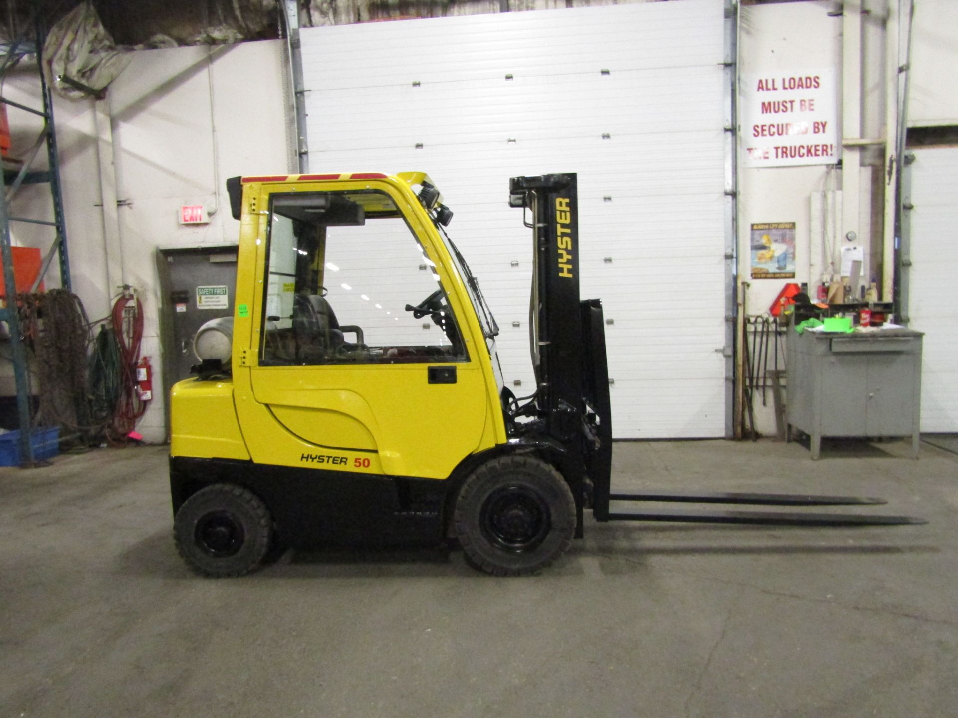 2011 Hyster 5000lbs Capacity OUTDOOR Forklift with Enclosed CAB with sideshift - LPG (propane)