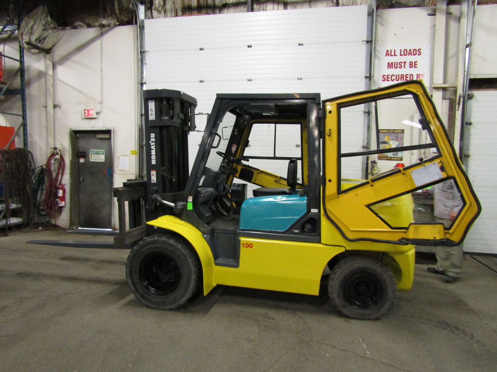 Komatsu 10000lbs Capacity OUTDOOR Forklift with 3-stage mast and sideshift & Dual Front tires with