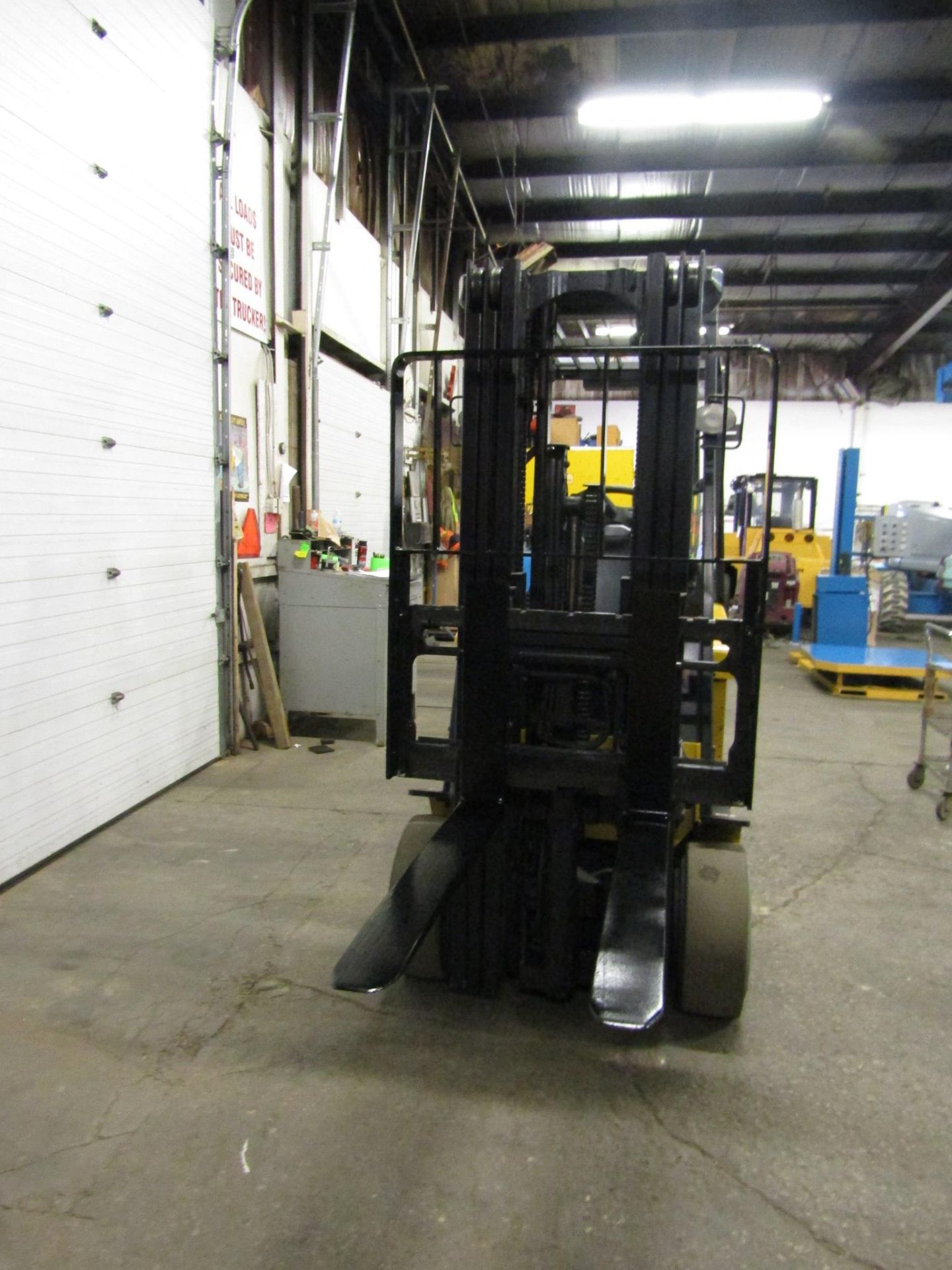 2006 Yale 6000lbs Capacity Electric Forklift with sideshift and 3-stage mast - Image 2 of 2