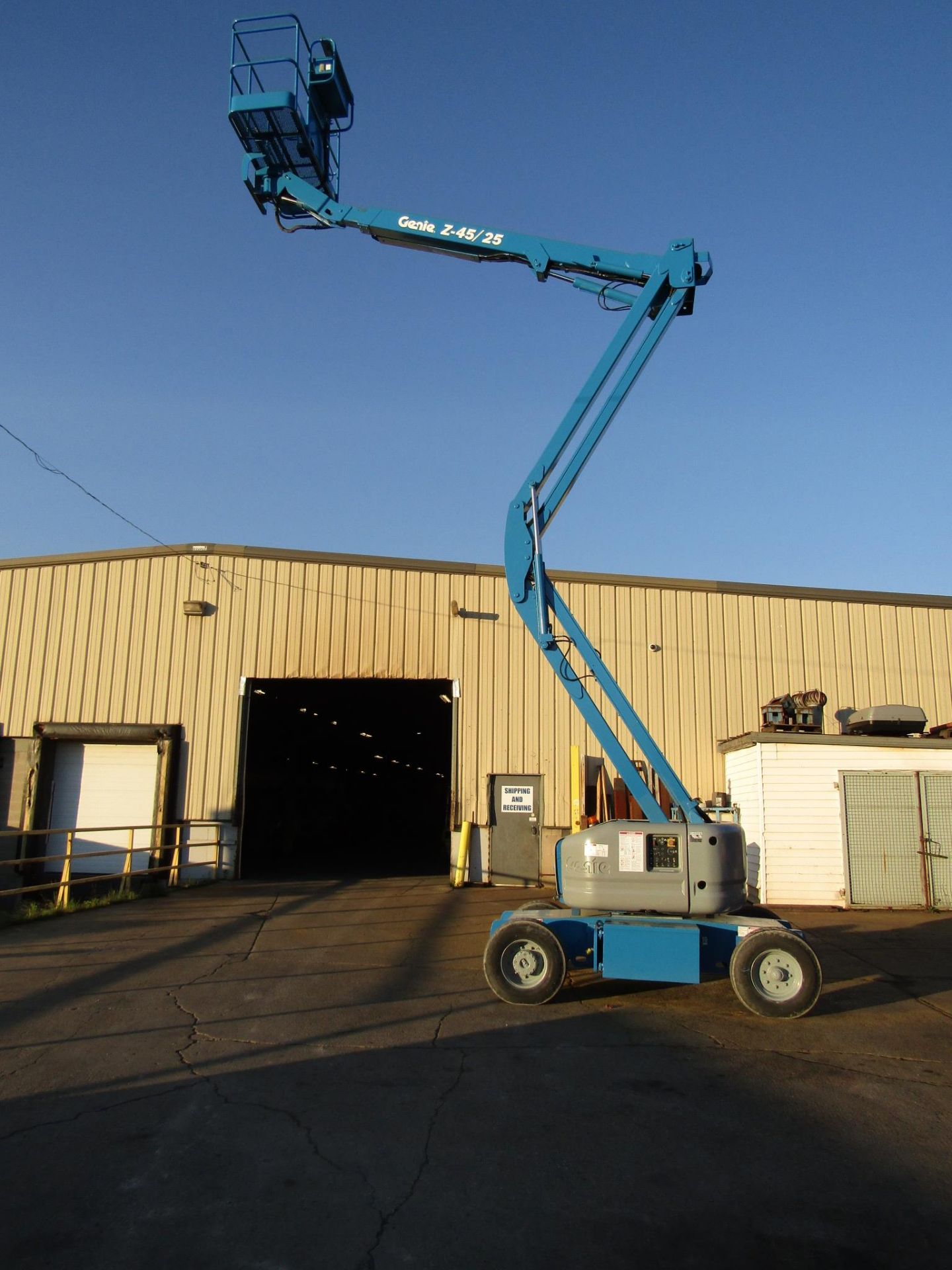 MINT Genie Zoom Boom Articulating Lift model Z-45/25 45' height Electric LOW HOURS with non-marking - Image 4 of 6