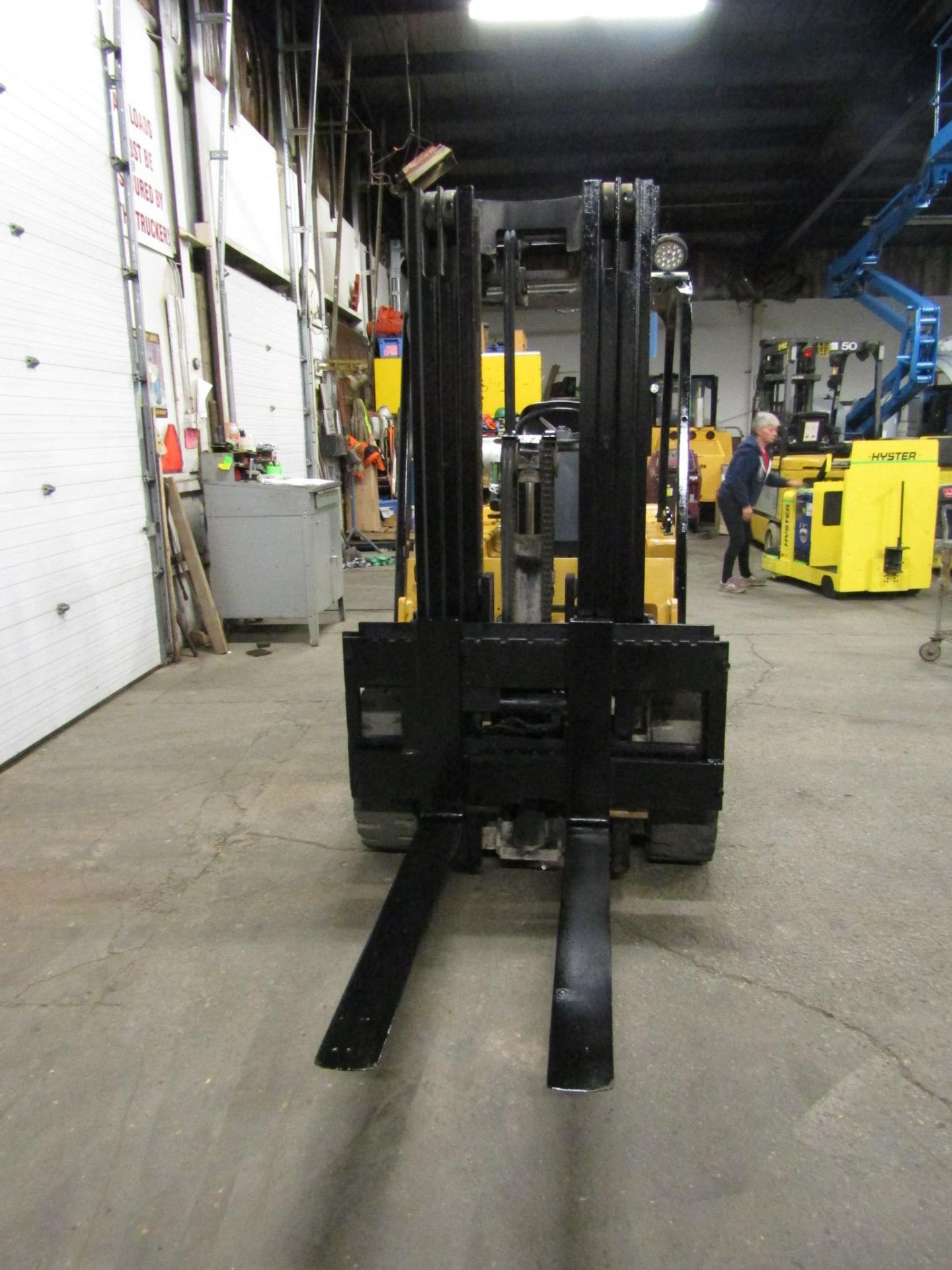 CAT 6000lbs Capacity OUTDOOR Forklift with 3-stage mast and sideshift - LPG (propane) (no propane - Image 2 of 2