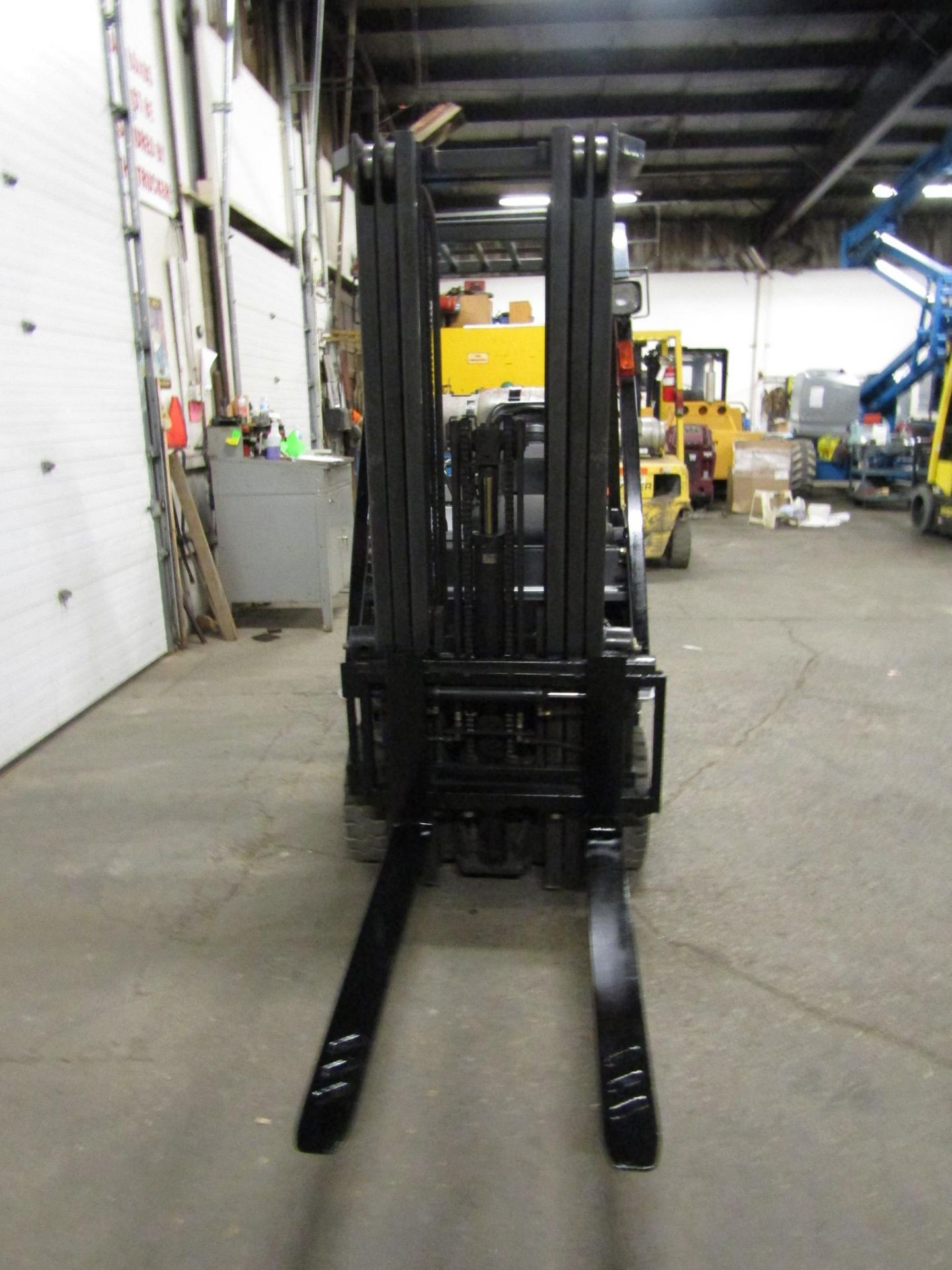 Nissan 3000lbs Capacity Forklift with 3-stage mast and sideshift - LPG (propane) (no propane tank - Image 2 of 2