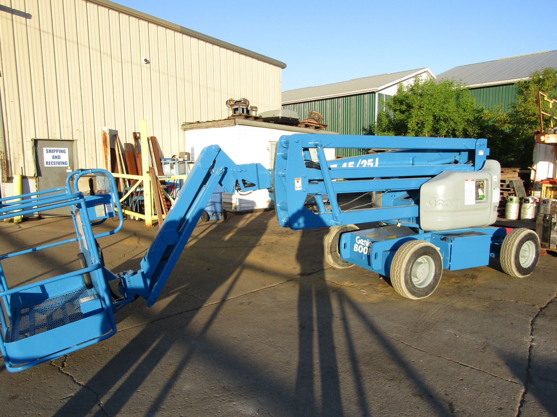 MINT Genie Zoom Boom Articulating Lift model Z-45/25J 45' height Electric LOW HOURS with non-marking - Image 2 of 4