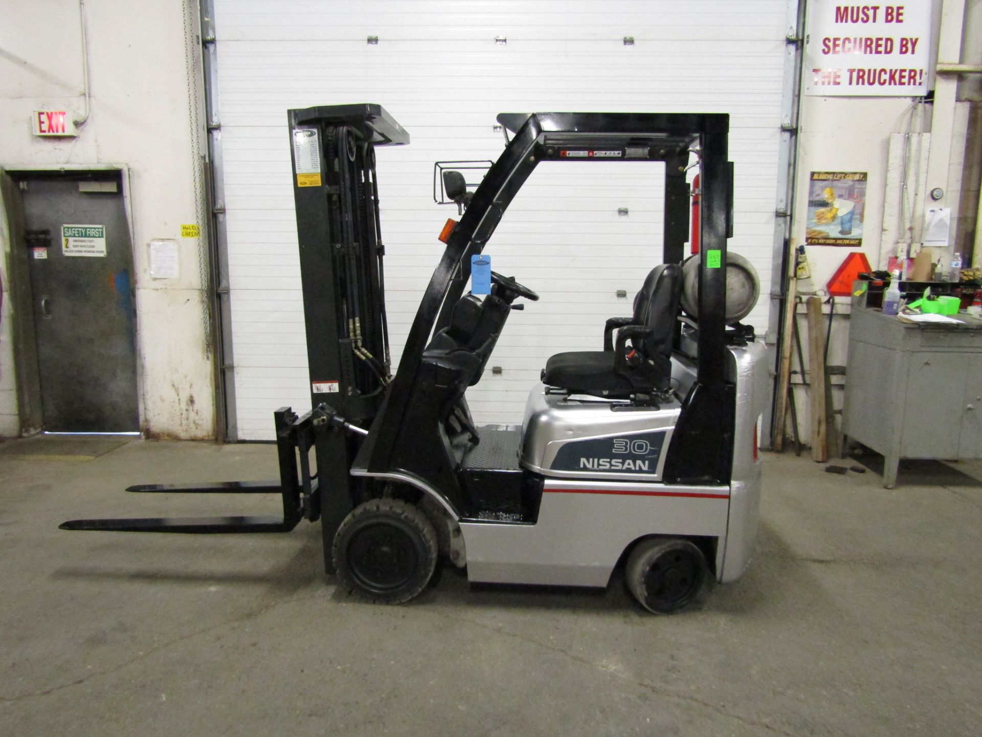 Nissan 3000lbs Capacity Forklift with 3-stage mast and sideshift - LPG (propane) (no propane tank