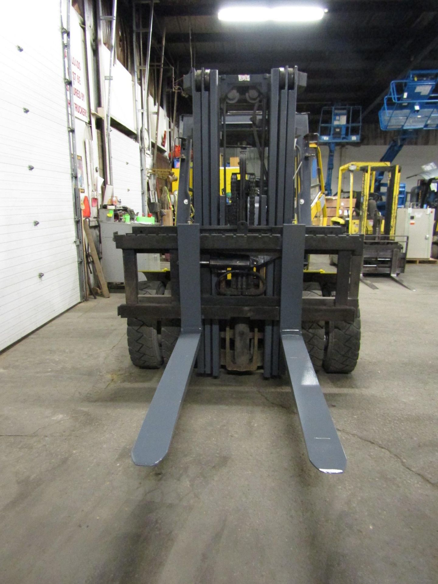 Komatsu 10000lbs Capacity OUTDOOR Forklift with 3-stage mast and sideshift & Dual Front tires with - Image 2 of 3