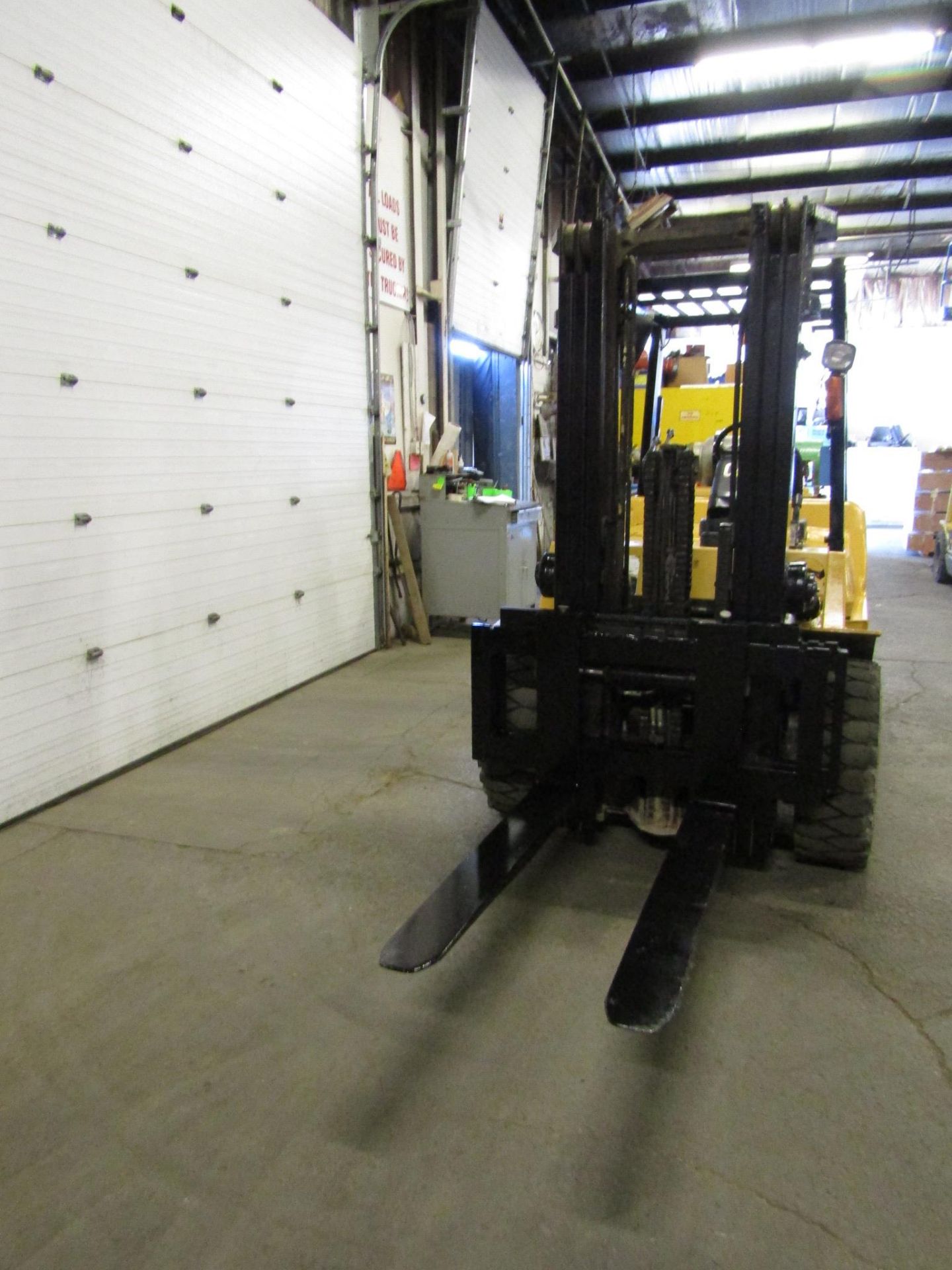 CAT 8000lbs OUTDOOR Forklift LPG (propane) with sideshift & 3-stage mast (no tank included) - Image 2 of 2