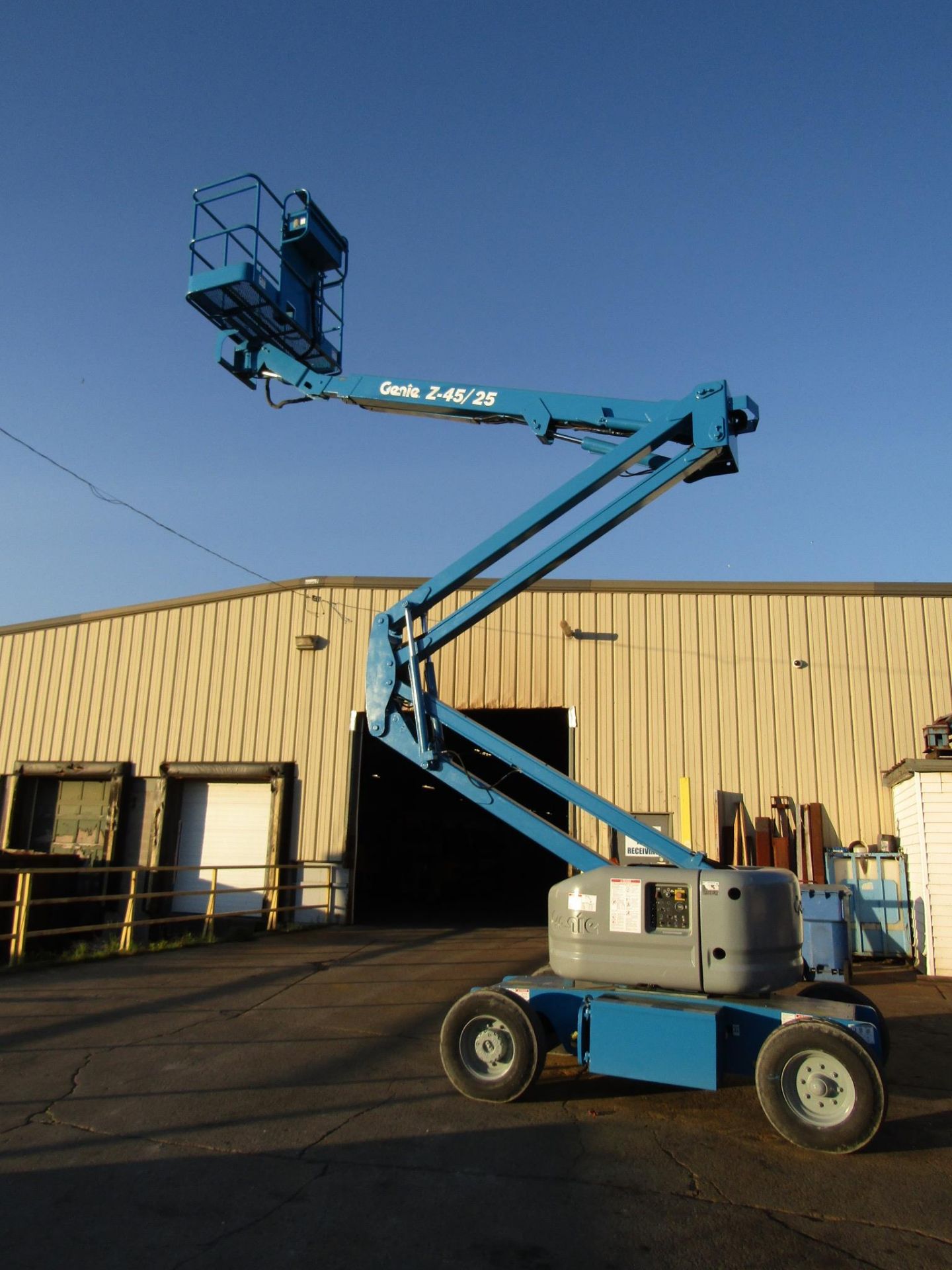 MINT Genie Zoom Boom Articulating Lift model Z-45/25 45' height Electric LOW HOURS with non-marking - Image 5 of 6