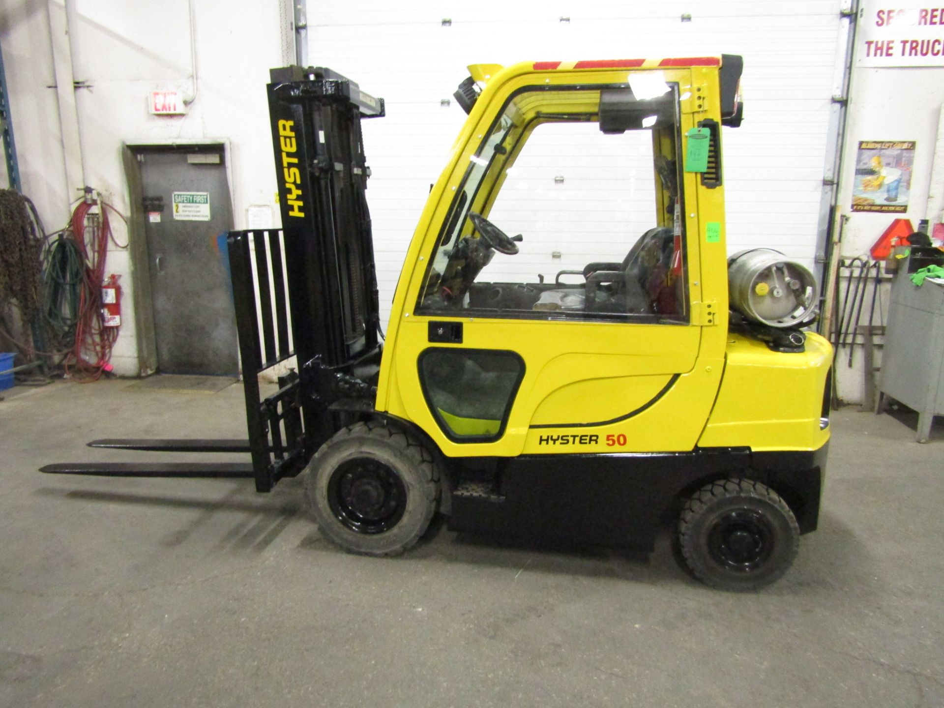 2011 Hyster 5000lbs Capacity OUTDOOR Forklift with Enclosed CAB with sideshift - LPG (propane)